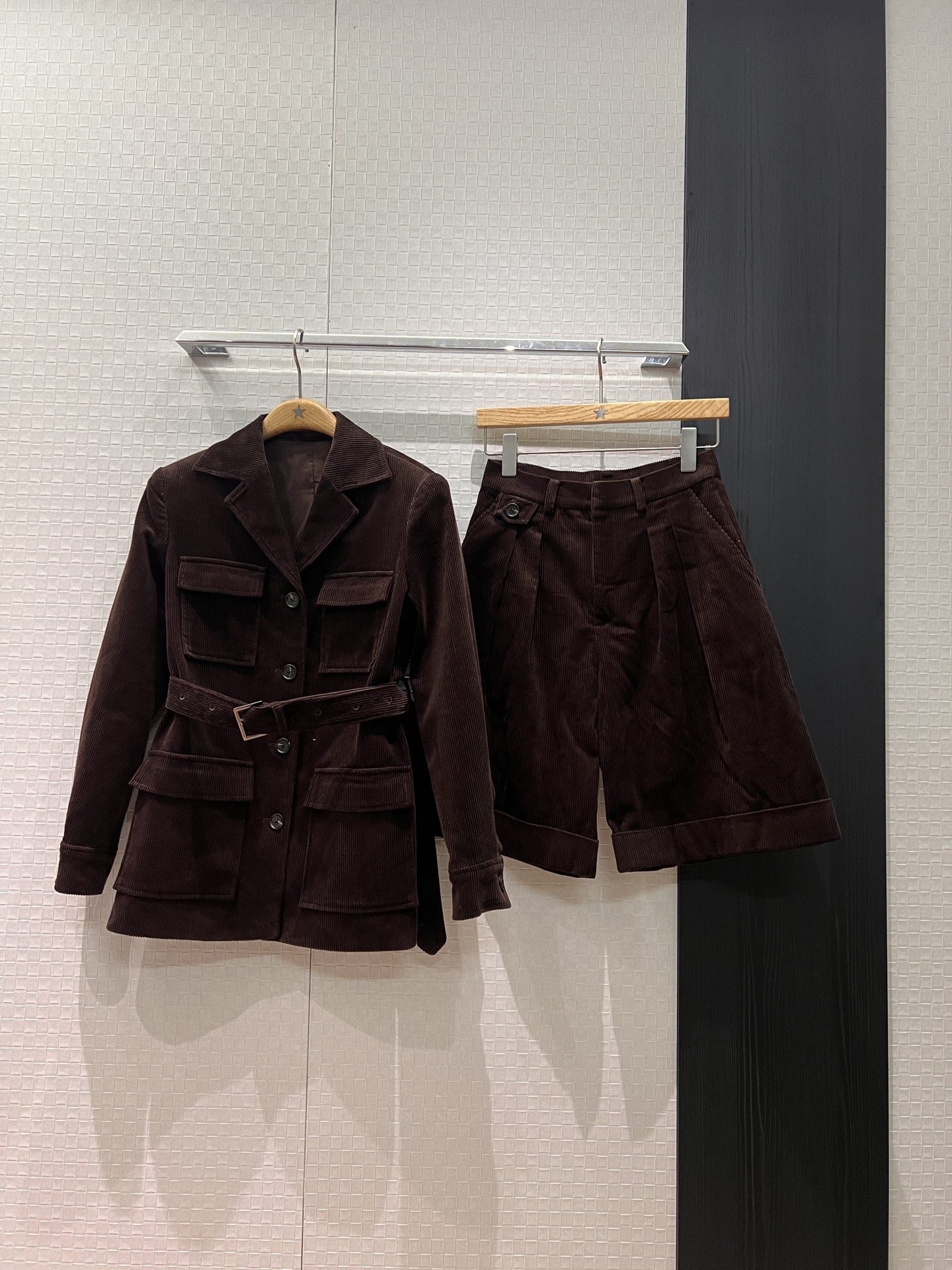 NO:695050,Jacket and trousers new style BC corduroy belted jacket, safari four-pocket rolled hem trousers, suit and trousers, old money style, fashionable and capable, handsome and casual, SML,,jackets & coats,business suit,19860909外套中裤新款BC灯芯绒系腰带外套 狞猎装四口袋卷边五分裤西装中裤 老钱风时尚干练 帅气休闲 SML,,jackets & coats,business suit,,Women's clothing