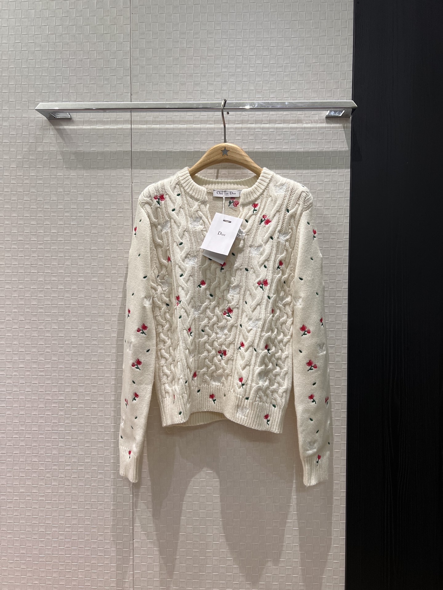 NO:695042,New 26 early spring heavy embroidery peace dove small floral twist pattern V-neck open knitted sweater sweet temperament college style age-reducing and versatile SML,,sweaters,19860909新款26早春 重工刺绣和平鸽小碎花 麻花纹V领开口针织毛衣甜美气质 学院风减龄百搭 SML,,sweaters,,Women's clothing
