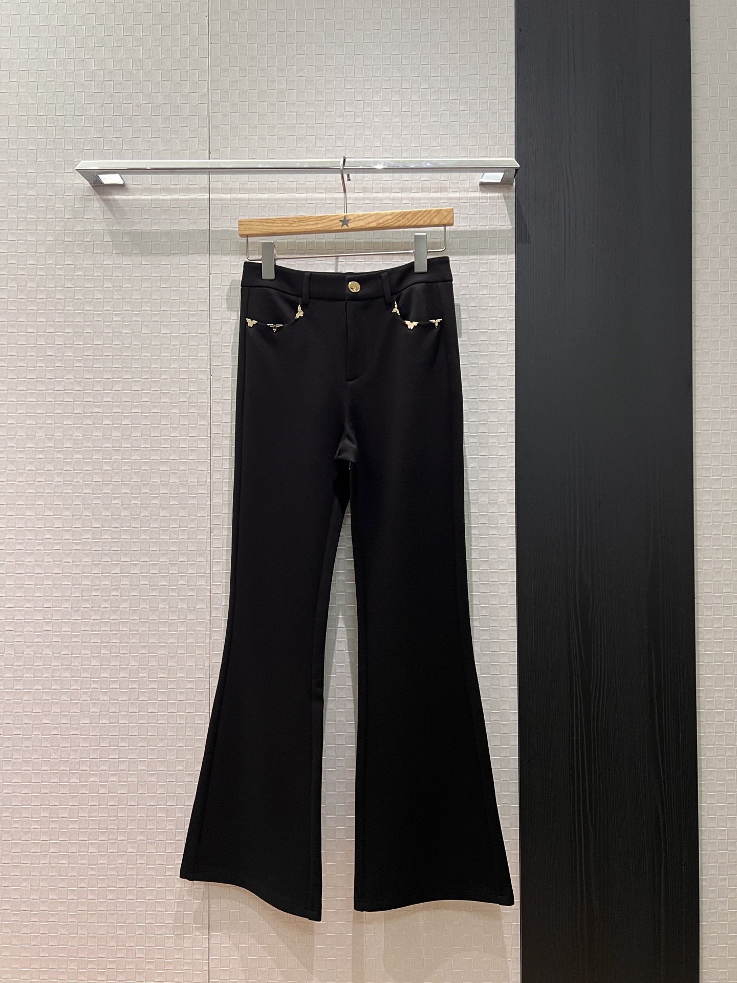 NO:695034,New metal flower decoration, fleece micro-flared pants, stretchy fabric, slim fit, simple and versatile SML,,19860909新款金属片花装饰 抓绒微喇叭裤 面料有弹力修身显瘦 简单百搭 SML,,,Women's clothing