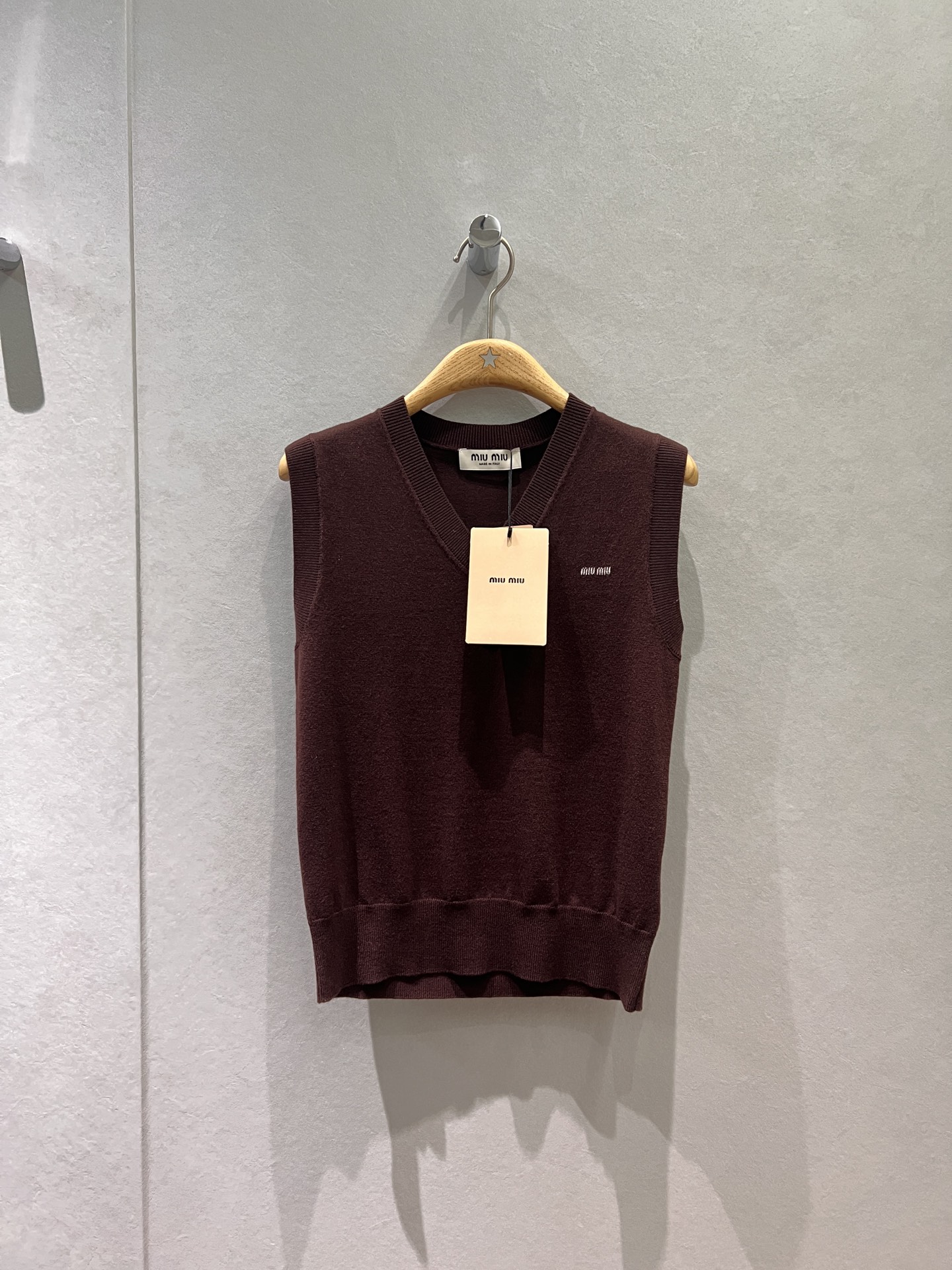 NO:695030,New early spring V-neck knitted vest with classic miu letters on the chest. Pair it with short sleeves and a shirt. Must-have SML, miumiu, T-shirt for college style.19860909新款早春V领针织马甲背心胸前经典miu字母 搭短袖搭衬衣 学院风必备SML,,miumiu,T-shirt,,Women's clothing