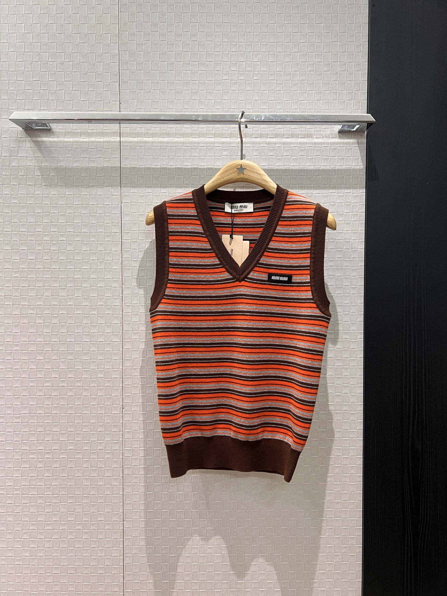 NO:695029,New early spring V-neck contrast striped knitted vest with classic miu letters on the chest. Pair it with short sleeves and a shirt. Must-have SML, miumiu, T-shirt for college style.19860909新款早春V领撞色条纹针织马甲背心胸前经典miu字母 搭短袖搭衬衣 学院风必备SML,,miumiu,T-shirt,,Women's clothing