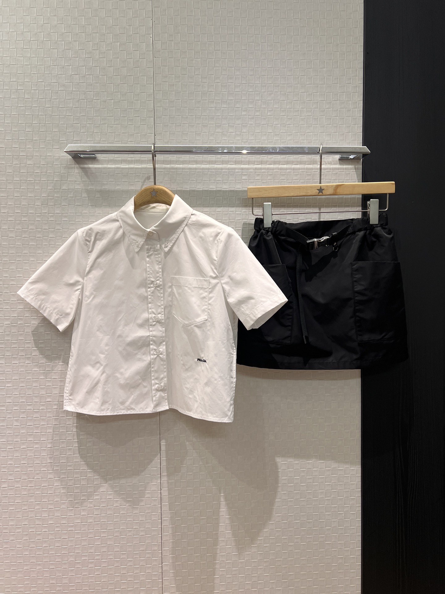 NO:695016,New recommended 26 spring and summer classic embroidered logo small letter short-sleeved shirt short design, fashionable and age-reducing, sweet and versatile, college style casual can be matched with the same series of skirts SML,,skirts,T-shirt,19860909新款推荐26春夏 经典刺绣logo小字母短袖衬衣短款设计 时尚减龄 甜美百搭 学院风休闲可搭同系列半裙 SML,,skirts,T-shirt,,Women's clothing