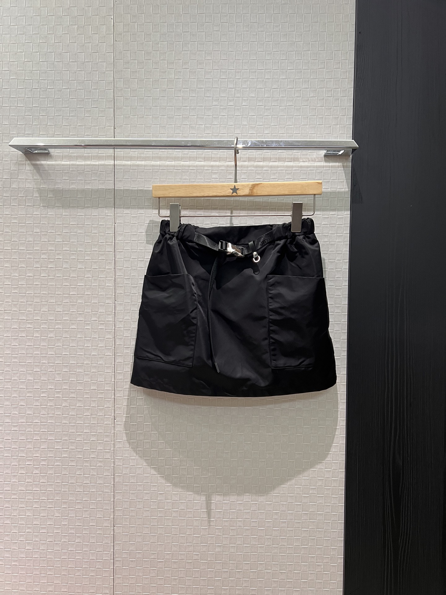 NO:695035,New recommended elastic waist belt, buckle nylon skirt, large pockets on both sides, classic triangle patch logo decoration on the back waist, sports and leisure, sweet and age-reducing, simple and versatile SML,,skirts,19860909新款推荐松紧腰腰带卡扣尼龙半裙两侧大口袋 后腰经典三角贴布徽标装饰 运动休闲 甜美减龄 简单百搭SML,,skirts,,Women's clothing