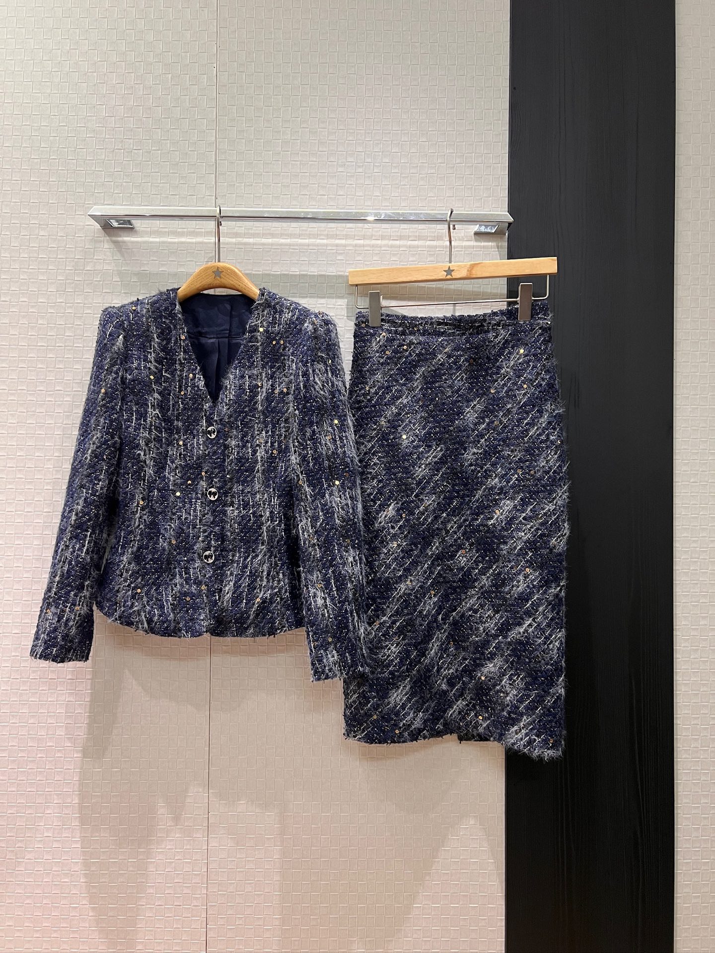 NO:695026,Jackets, skirts, new fragrant tassels, furry V-neck jackets, hip-hugging skirts, customized fabrics, sequin embellishments, elegant ladies, elegant commuting SML,,skirts,jackets & coats,19860909外套 半裙p新款香香流苏毛毛V领外套包臀半裙 定制面料 亮片点缀优雅名媛 气质通勤 SML,,skirts,jackets & coats,,Women's clothing