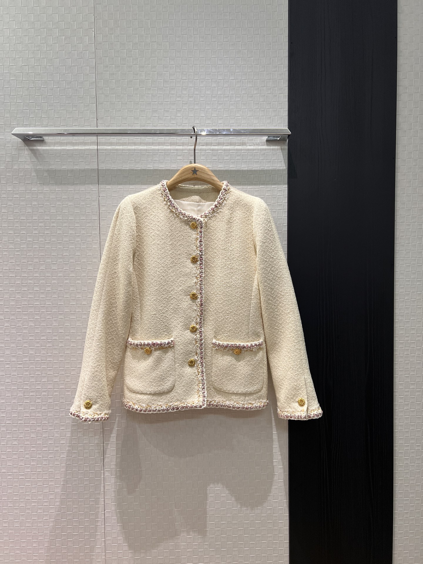 NO:695020,The new model recommended is 26C wool tweed with heavy hand-woven edges and decorative edges. The bright yellow jacket is molded with double C gold buckles. The camellia lining has a temperament that reduces age and is full of relaxation. SML,,jackets & coats,19860909新款推荐26C 重手工编织边装饰羊毛粗花呢 嫩黄色外套开模双C金扣 山茶花内衬气质减龄 松弛感十足 SML,,jackets & coats,,Women's clothing