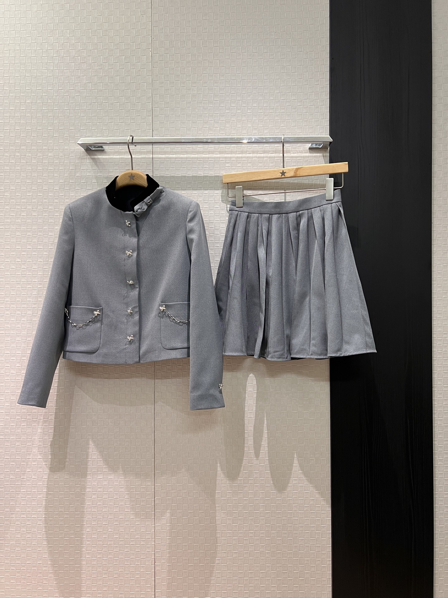 NO:695563,Jacket skirt p 26 new model Kuang Lingling Same style as Zhou Ye Haze blue stand-up collar bow decorated short coat minimalist pleated skirt pockets on both sides molded bow trinkets S-XL,,skirts,jackets & coats,19860909外套 半裙p 26新款邝玲玲 周也同款 雾霾蓝立领蝴蝶结装饰短款外套极简百褶半裙 两侧有口袋开模蝴蝶结小饰品 S-XL,,skirts,jackets & coats,,Women's clothing