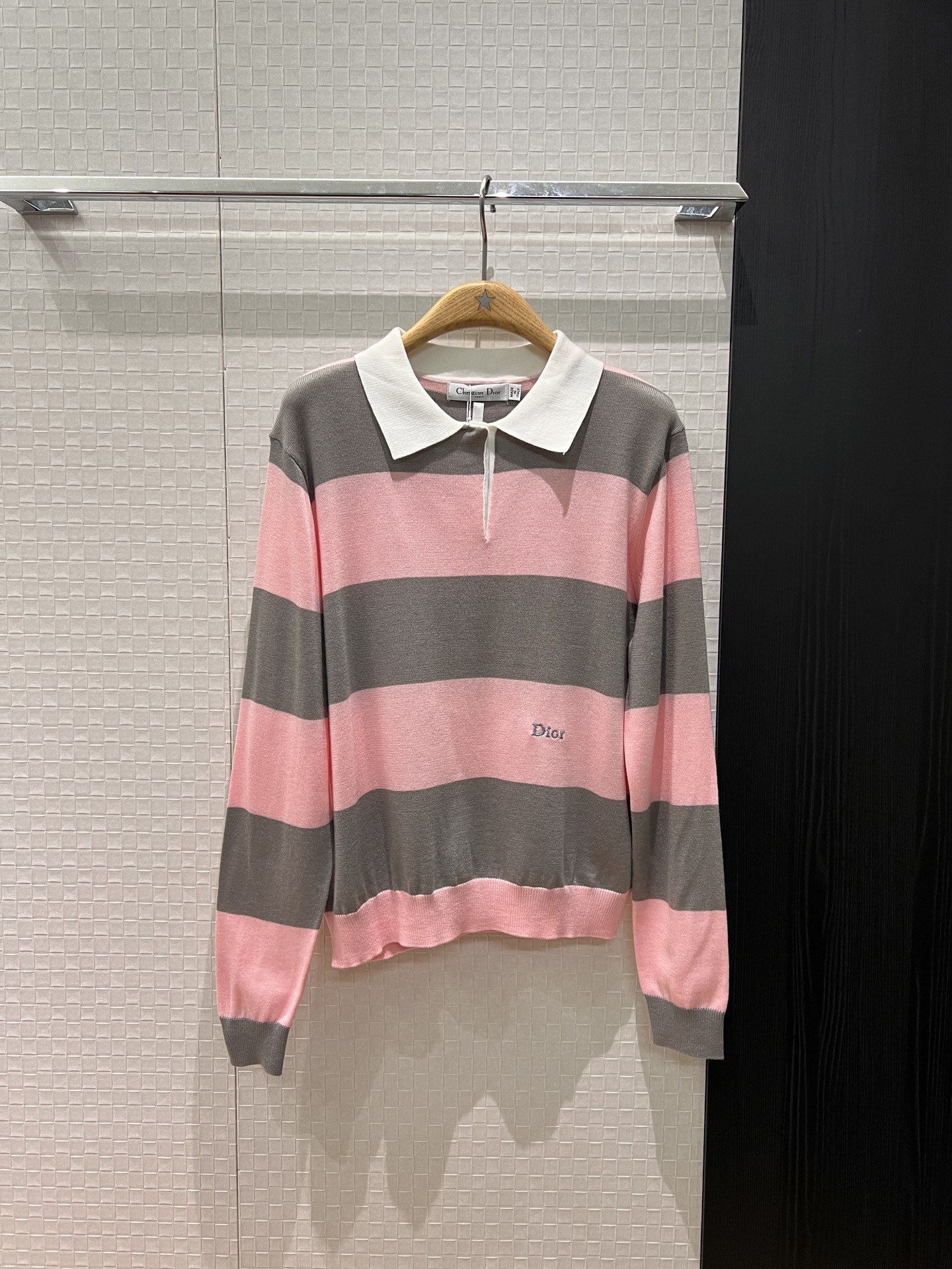 NO:695557,26 new catwalks, the same style as Kuang Lingling, color-blocked wide striped knitted lapel polo shirt, simple and casual, fashionable and versatile, embroidered logo small letters on the hem, pink blue SML,,1986090926新款走秀 邝玲玲同款 拼色宽条纹针织翻领polo衫简约休闲 时尚百搭下摆刺绣logo小字母 粉色蓝色 SML,,,Women's clothing
