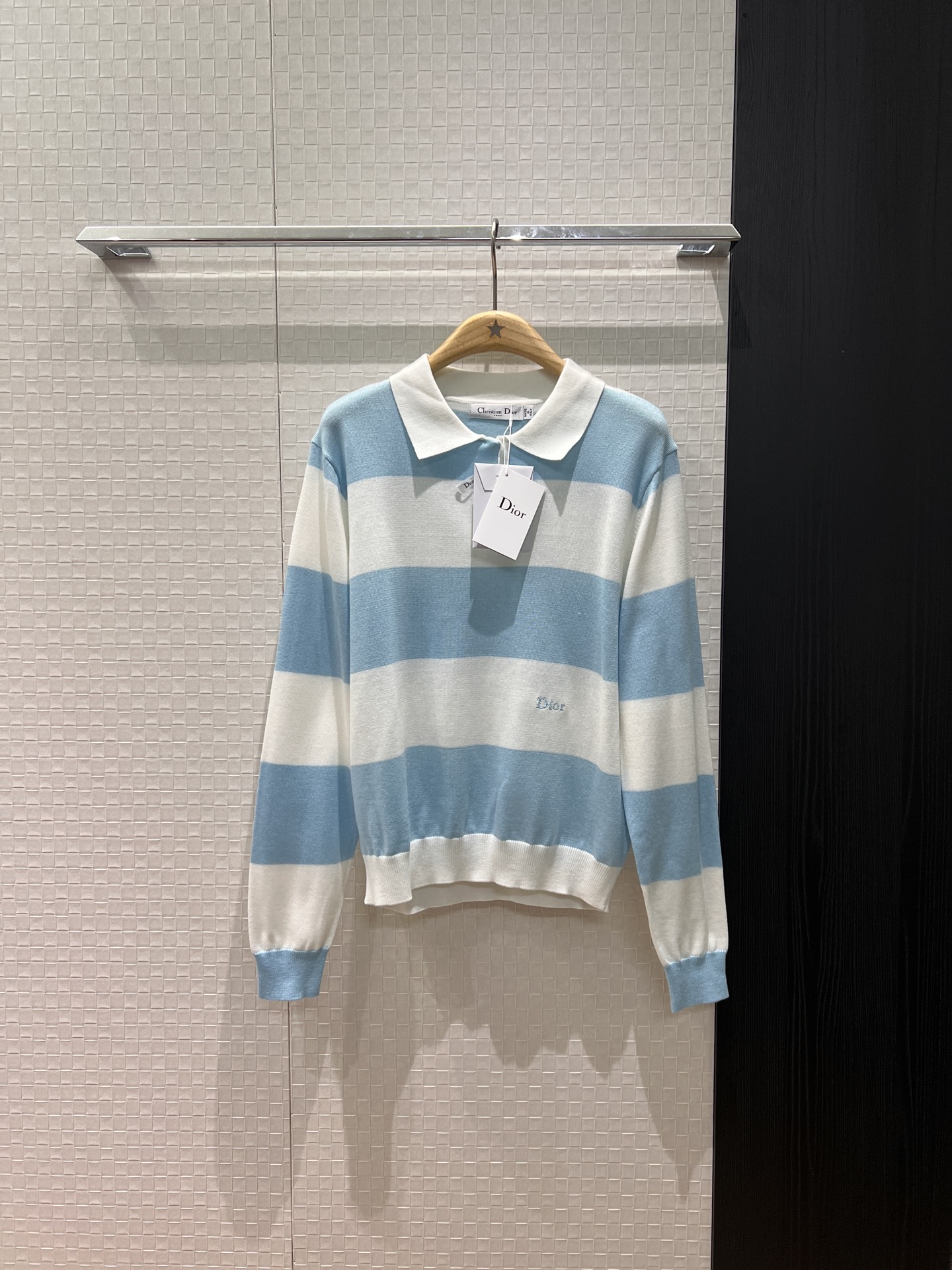 NO:695587,26 new catwalks, the same style as Kuang Lingling, color-blocked wide striped knitted lapel polo shirt, simple and casual, fashionable and versatile, embroidered logo small letters on the hem, pink blue SML,,1986090926新款走秀 邝玲玲同款 拼色宽条纹针织翻领polo衫简约休闲 时尚百搭下摆刺绣logo小字母 粉色蓝色 SML,,,Women's clothing