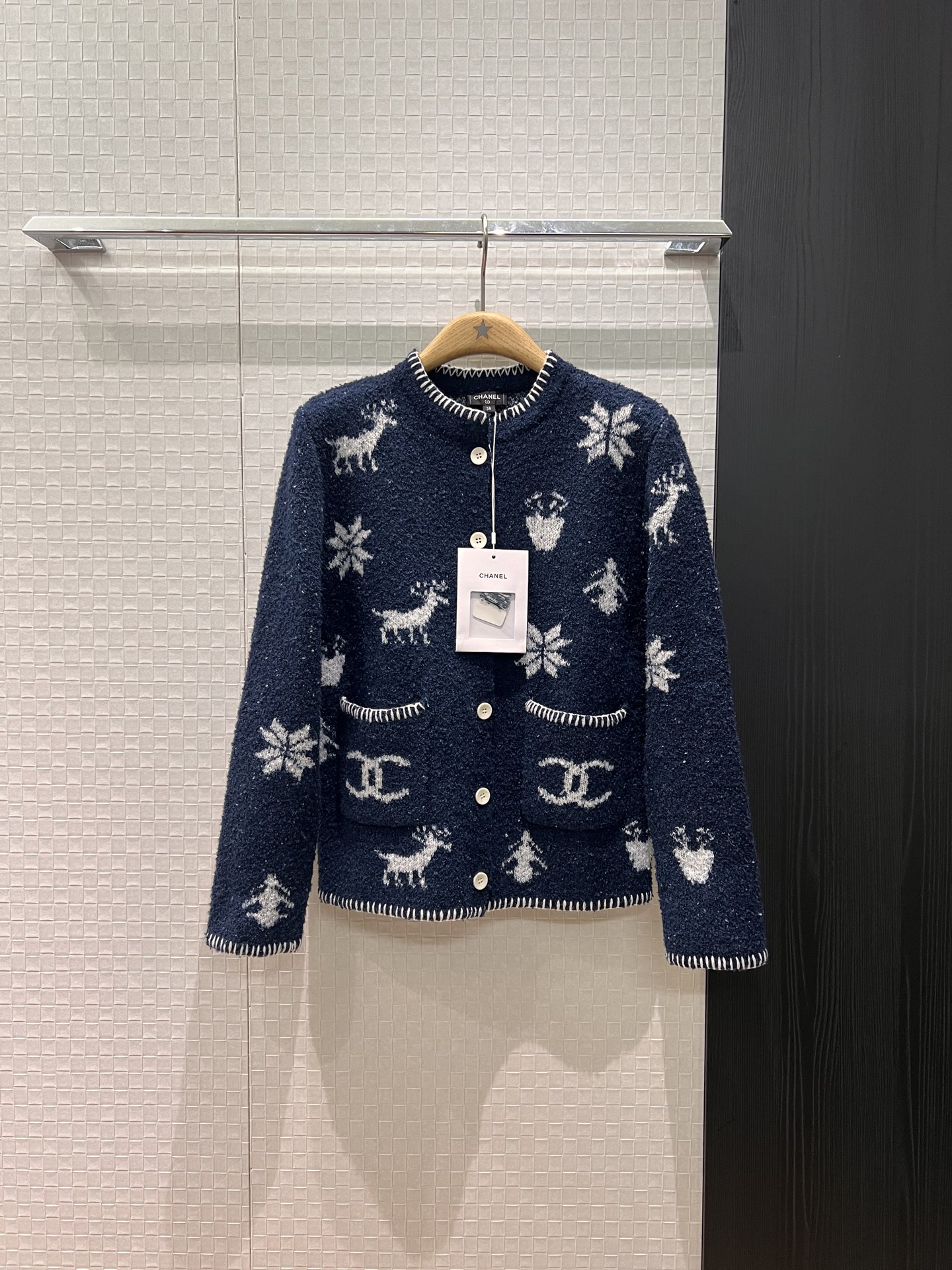 NO:695581,New double C Elk Snow Tea knitted cardigan jacket. Round neck, long sleeves and hand-stitched edge design. Full of atmosphere. Versatile for age reduction. SML,,jackets & coats,19860909新款双C麋鹿雪茶针织开衫外套 圆领长袖手工缝线边设计 氛围感十足 减龄百搭SML,,jackets & coats,,Women's clothing