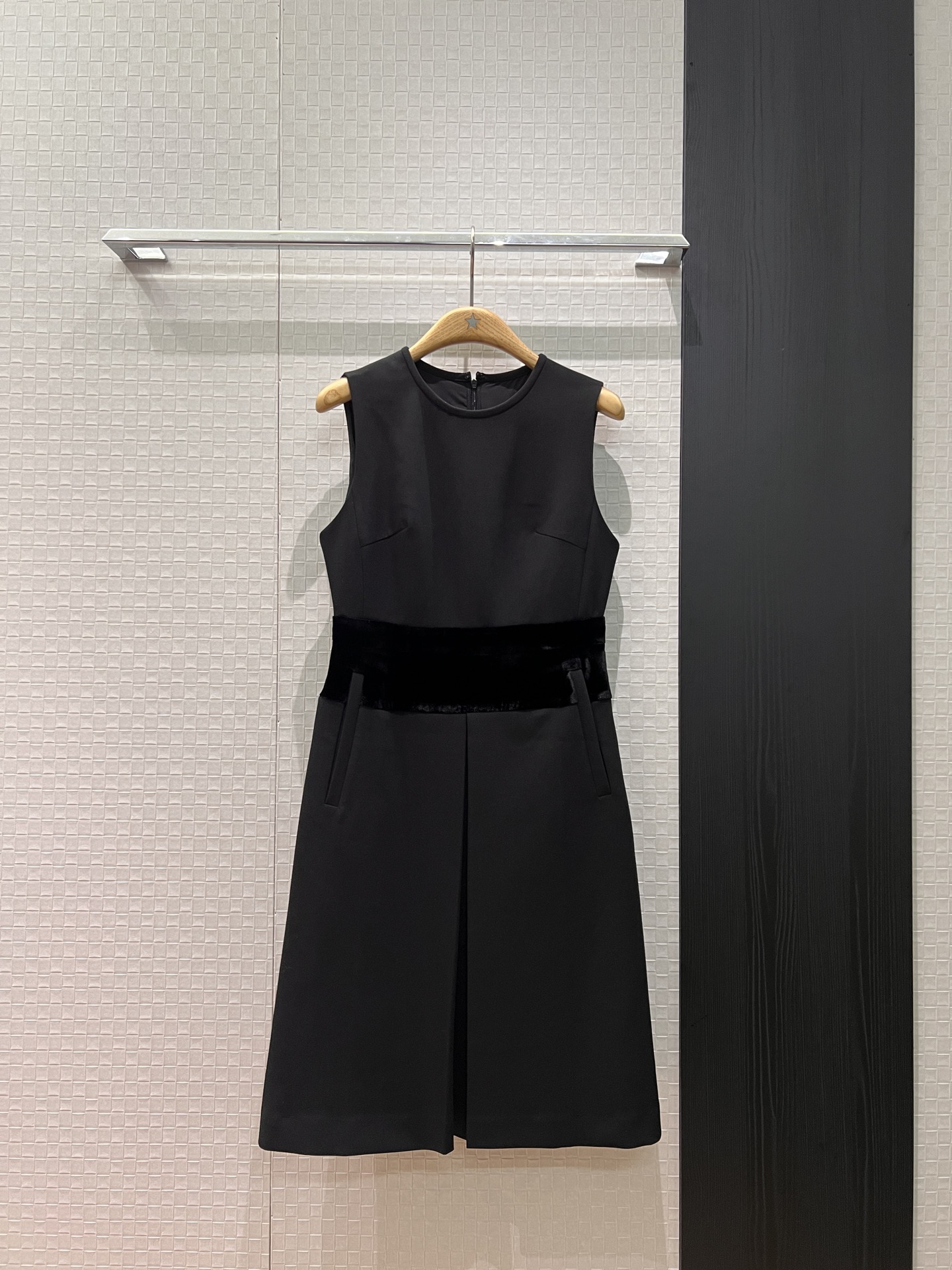 NO:695551,New recommended velvet splicing design. Minimalist round neck sleeveless vest dress with waist spliced ​​velvet texture. A-line pleated skirt. Slimming pockets on both sides. Temperament that reduces age. Black apricot SML,,skirts,19860909新款推荐丝绒拼接设计 极简圆领无袖背心连衣裙腰围拼接丝绒质地 裙摆A字压褶 两侧口袋修身显瘦 气质减龄 黑色杏色 SML,,skirts,,Women's clothing