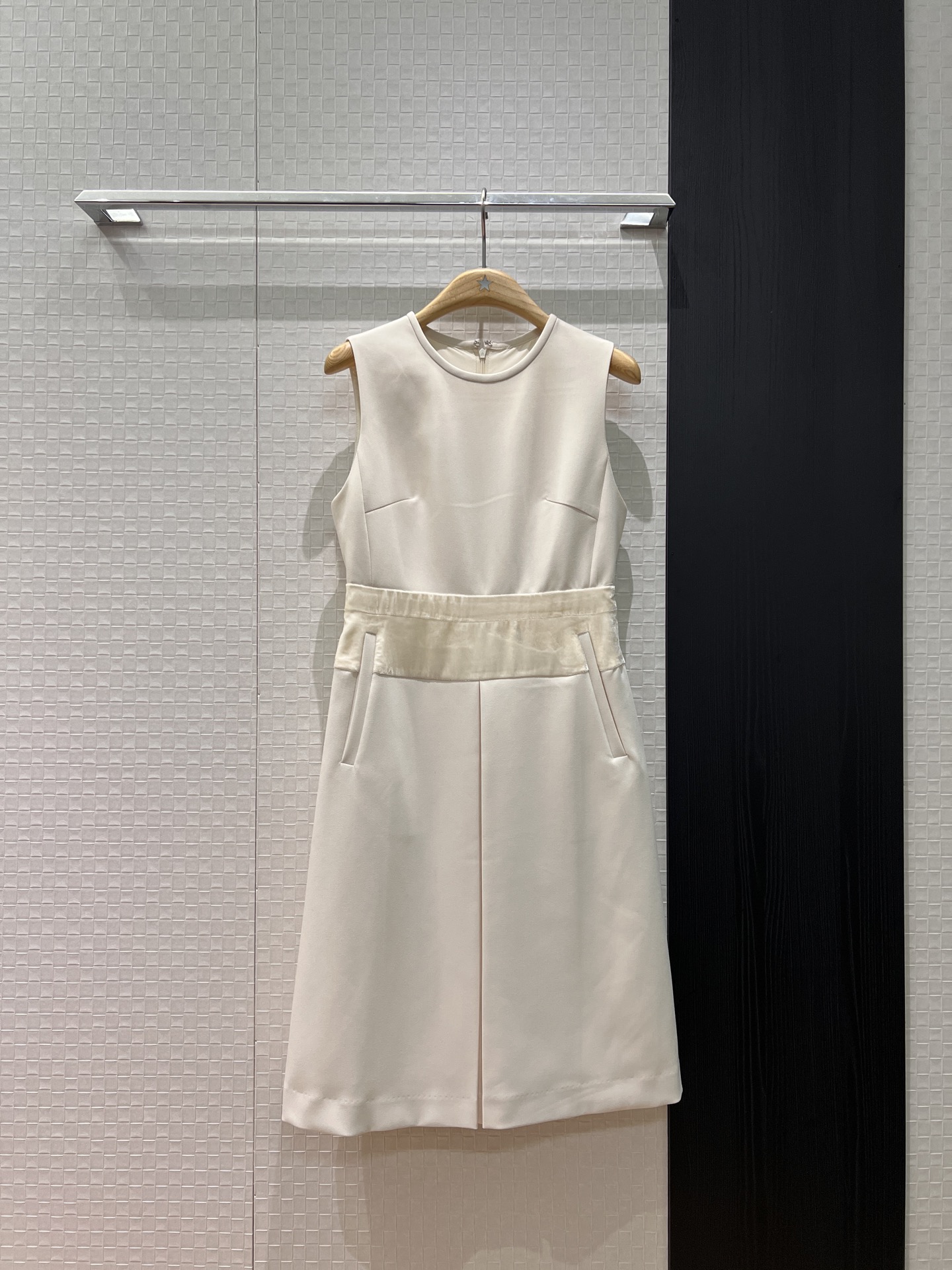 NO:695541,New recommended velvet splicing design. Minimalist round neck sleeveless vest dress with waist spliced ​​velvet texture. A-line pleated skirt. Slimming pockets on both sides. Temperament that reduces age. Black apricot SML,,skirts,19860909新款推荐丝绒拼接设计 极简圆领无袖背心连衣裙腰围拼接丝绒质地 裙摆A字压褶 两侧口袋修身显瘦 气质减龄 黑色杏色 SML,,skirts,,Women's clothing