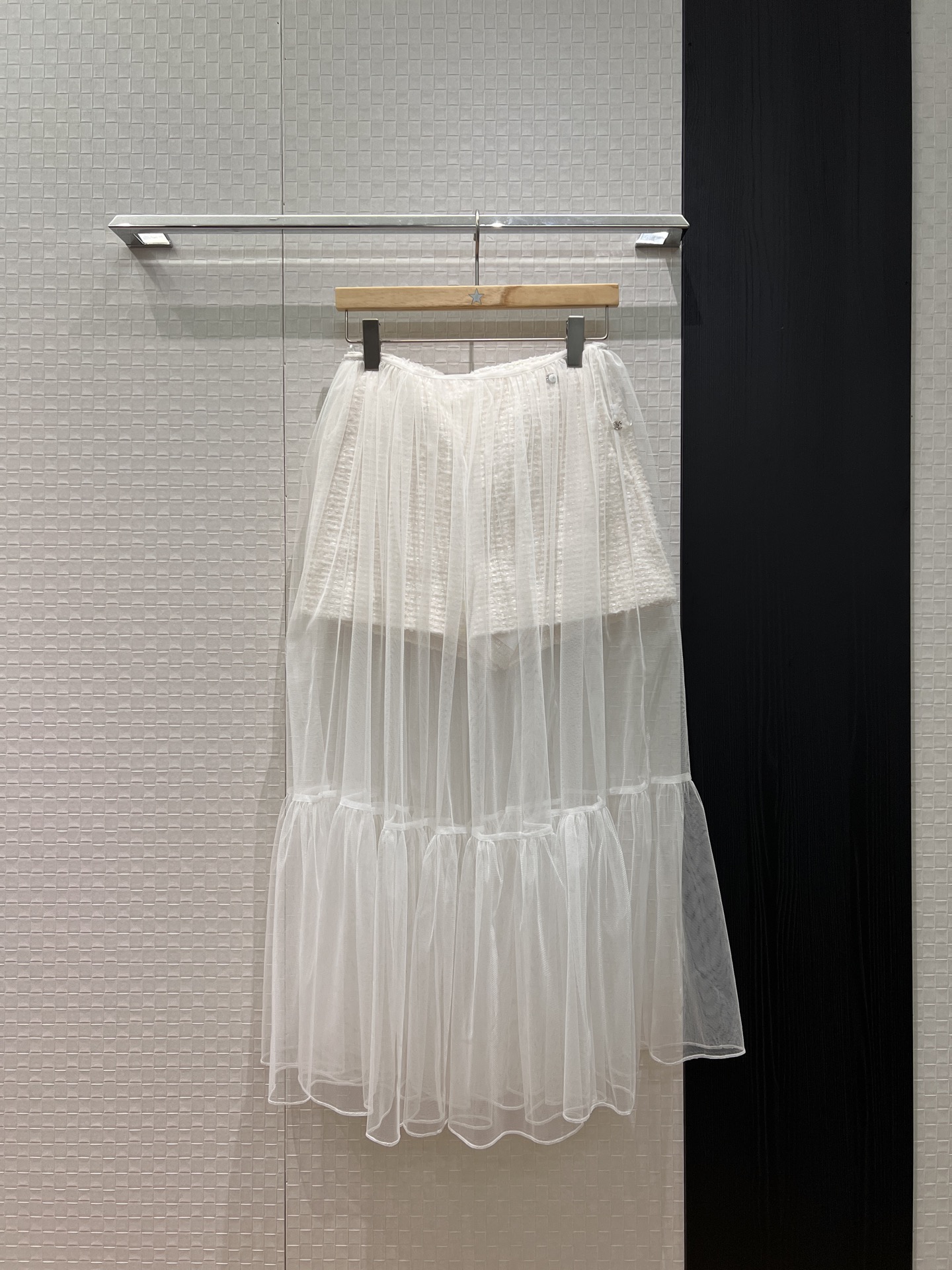 NO:696314,New two-piece set design. See-through mesh skirt and tweed shorts can be worn separately. For a younger look, the same style of jacket can be worn with it. SML,,skirts,shorts,jackets & coats,19860909新款 两件套设计 透视网纱半裙粗花呢短裤可分开搭配单穿 气质减龄可搭搭同款外套 SML,,skirts,shorts,jackets & coats,,Women's clothing