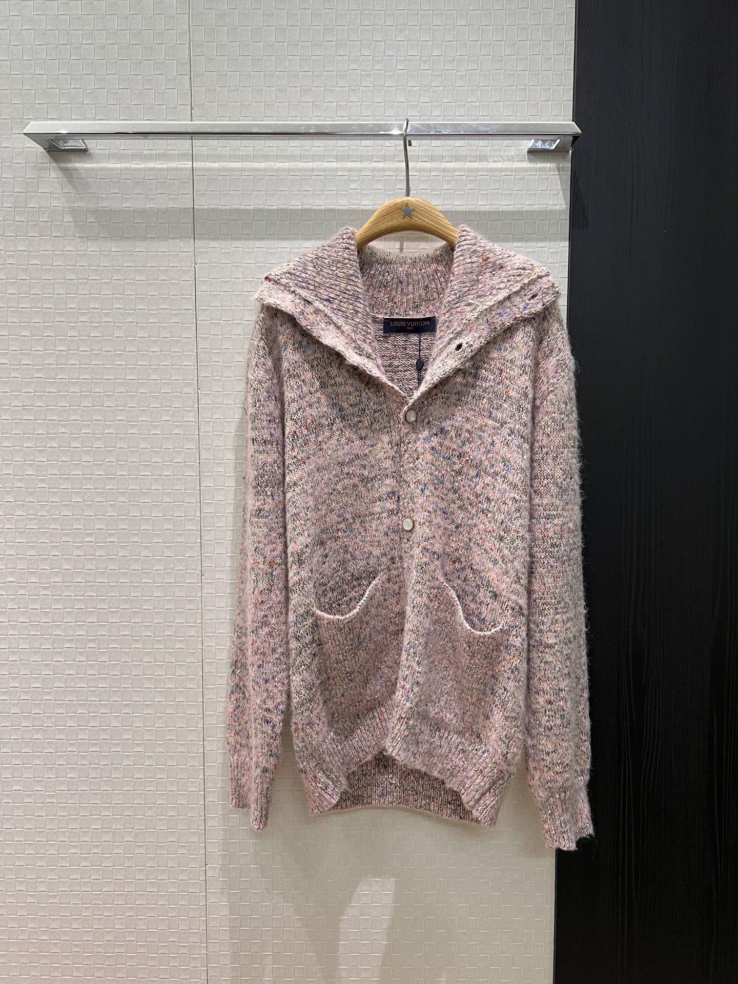 NO:696291,26 new floral yarn thick stick stitch mohair cardigan jacket is lazy and loose, fashionable and casual, logo small leather label decoration on the back of the pockets on both sides SML,,jackets & coats,1986090926新款花纱粗棒针马海毛开衫外套慵懒宽松 时尚休闲 两侧口袋背后logo小皮标装饰 SML,,jackets & coats,,Women's clothing
