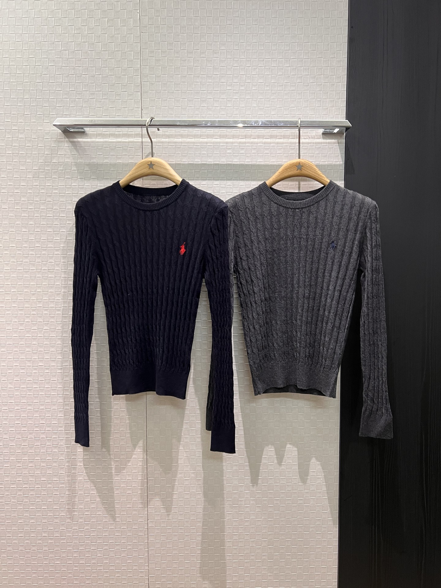 NO:696301,New embroidered pony round neck hemp pattern knitted top, slim fit, versatile for age reduction, dark blue gray SML,,19860909新款刺绣小马圆领麻花纹针织上衣修身显瘦 减龄百搭深蓝灰色 SML,,,Women's clothing