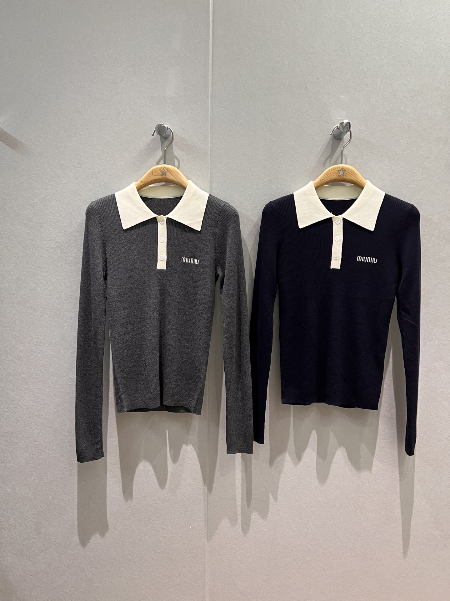 NO:696308,New miu style patchwork lapel fine pit strip knitted polo top, college style, versatile for all ages, gray dark blue SML,,miumiu,19860909新款miu系拼系翻领细坑条针织polo上衣学院风 减龄百搭 灰色深蓝 SML,,miumiu,,Women's clothing