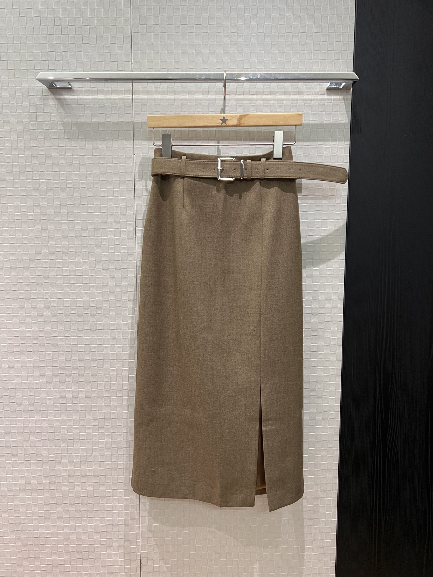 NO:696320,New minimalist belt-embellished hip-hugging long skirt, asymmetrical slit, simple for commuting, elegant and versatile, age-reducing temperament, apricot khaki black, S-XL,,skirts,19860909新款极简腰带装饰包臀长款半裙 裙摆不对称开叉简约通勤 优雅百搭 气质减龄杏色卡其黑色 S-XL,,skirts,,Women's clothing