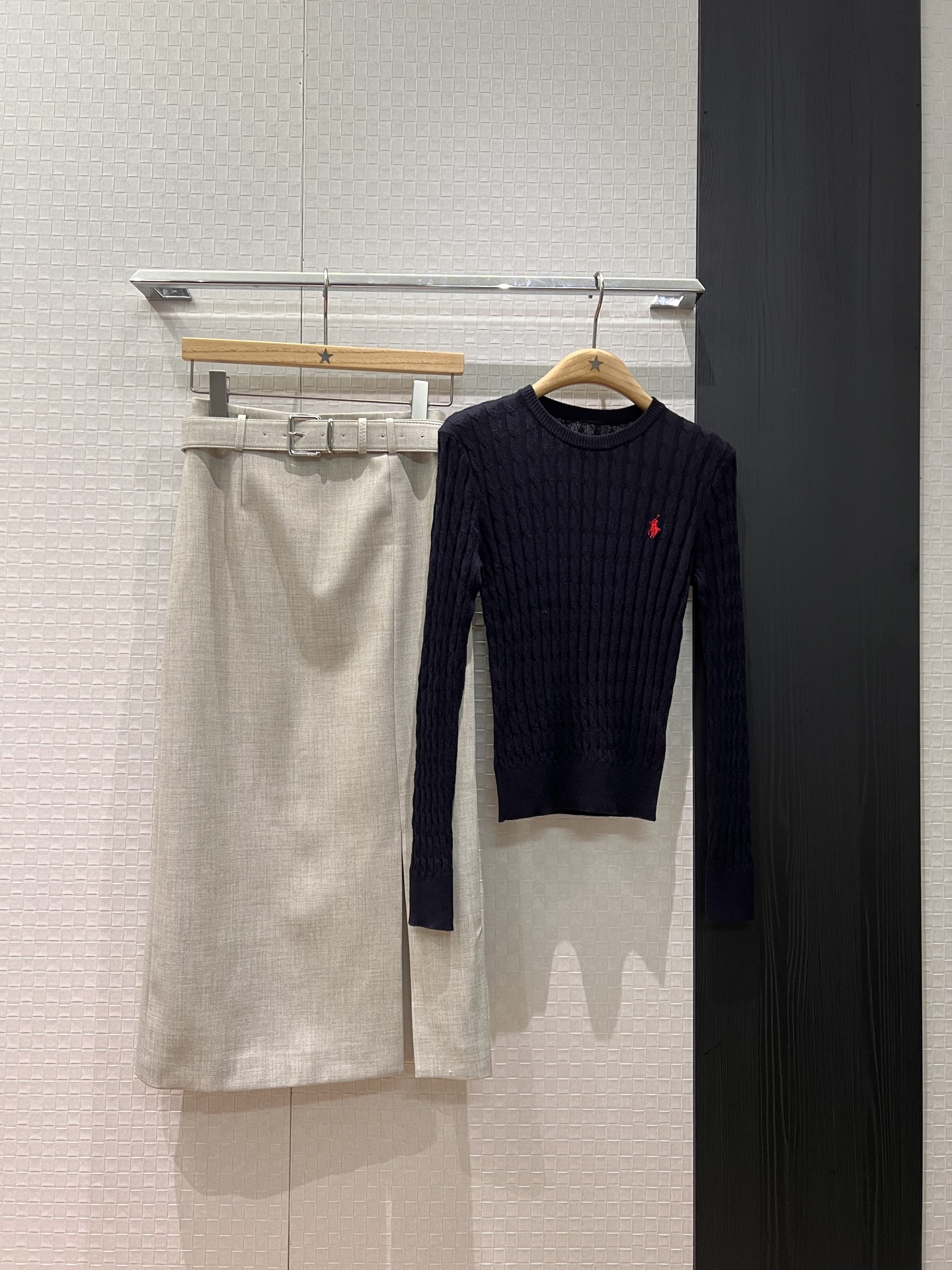 NO:696322,New minimalist belt-embellished hip-hugging long skirt, asymmetrical slit, simple for commuting, elegant and versatile, age-reducing temperament, apricot khaki black, S-XL,,skirts,19860909新款极简腰带装饰包臀长款半裙 裙摆不对称开叉简约通勤 优雅百搭 气质减龄杏色卡其黑色 S-XL,,skirts,,Women's clothing