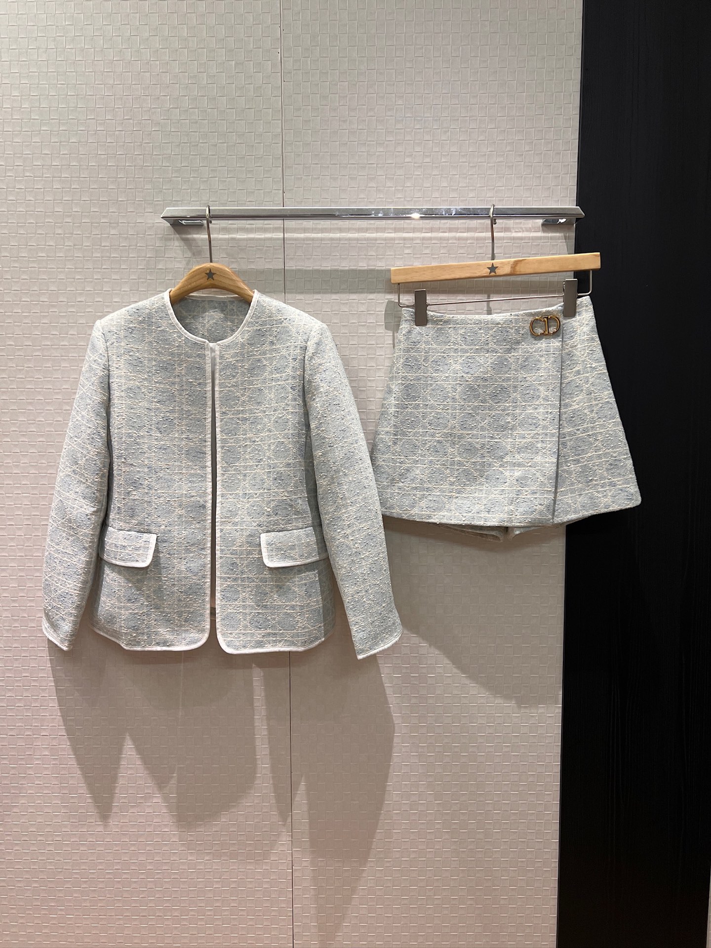 NO:696326,New coats and skirts are coming, classic cannage pattern jacquard, round neck tweed jacket, A-line asymmetrical culottes, molded CD buckle, elegant for commuting, socialite elegance, age-reducing and versatile, light blue, pink, apricot SML,,skirts,jackets & coats,19860909外套半裙新款来袭经典藤格纹提花 圆领粗花呢外套A字不对称裤裙 开模CD扣气质通勤 名媛优雅 减龄百搭浅蓝粉色杏色 SML,,skirts,jackets & coats,,Women's clothing