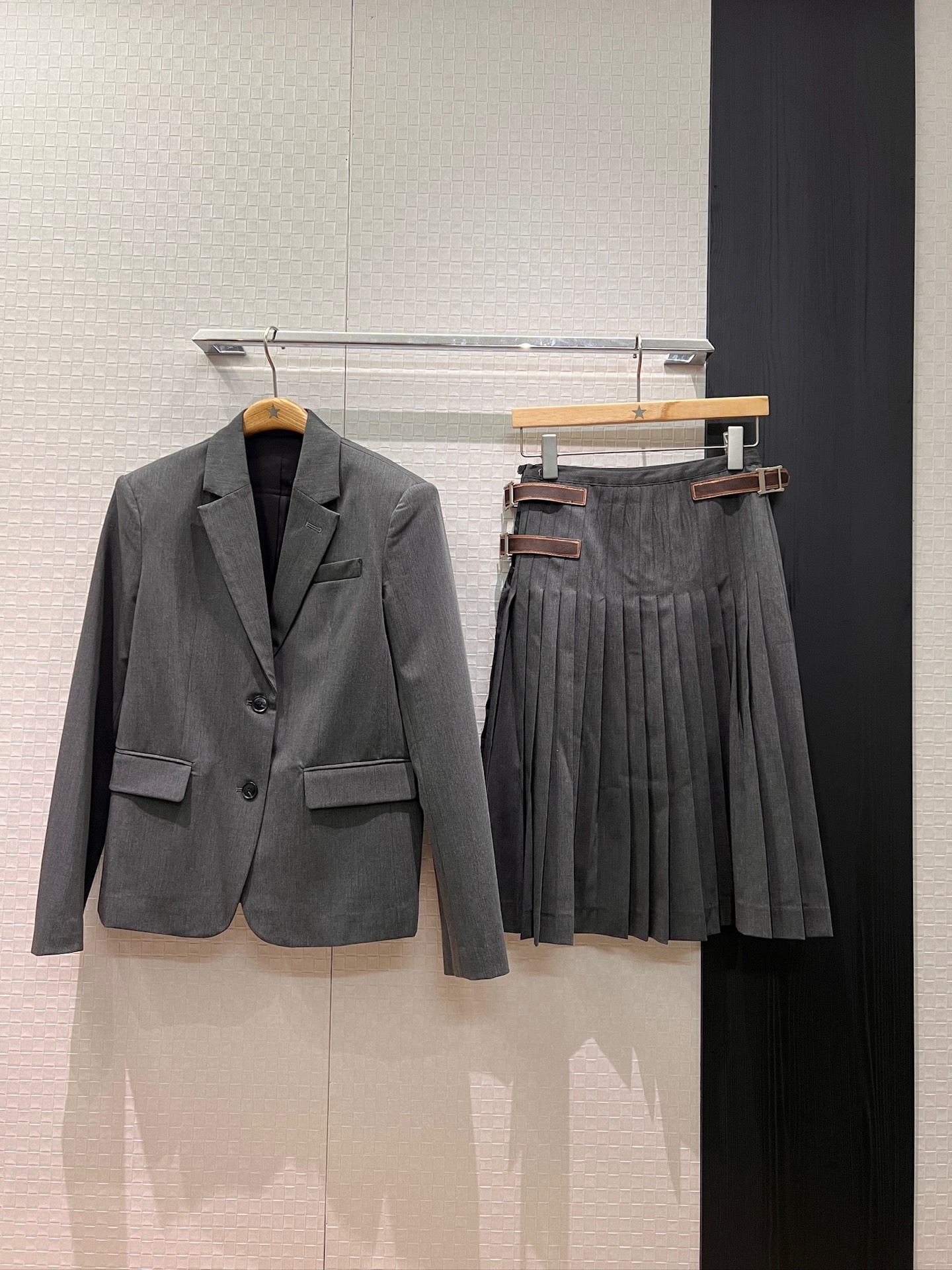 NO:696347,New high-end gray, cuff logo decoration, simple casual suit belt design, suit shorts, female style, capable commuting, female protagonist aura SML,,shorts,business suit,19860909新款高级灰 袖口logo徽标装饰 简约休闲西装皮带设计西装短裤御女风 干练通勤 女主气场 SML,,shorts,business suit,,Women's clothing