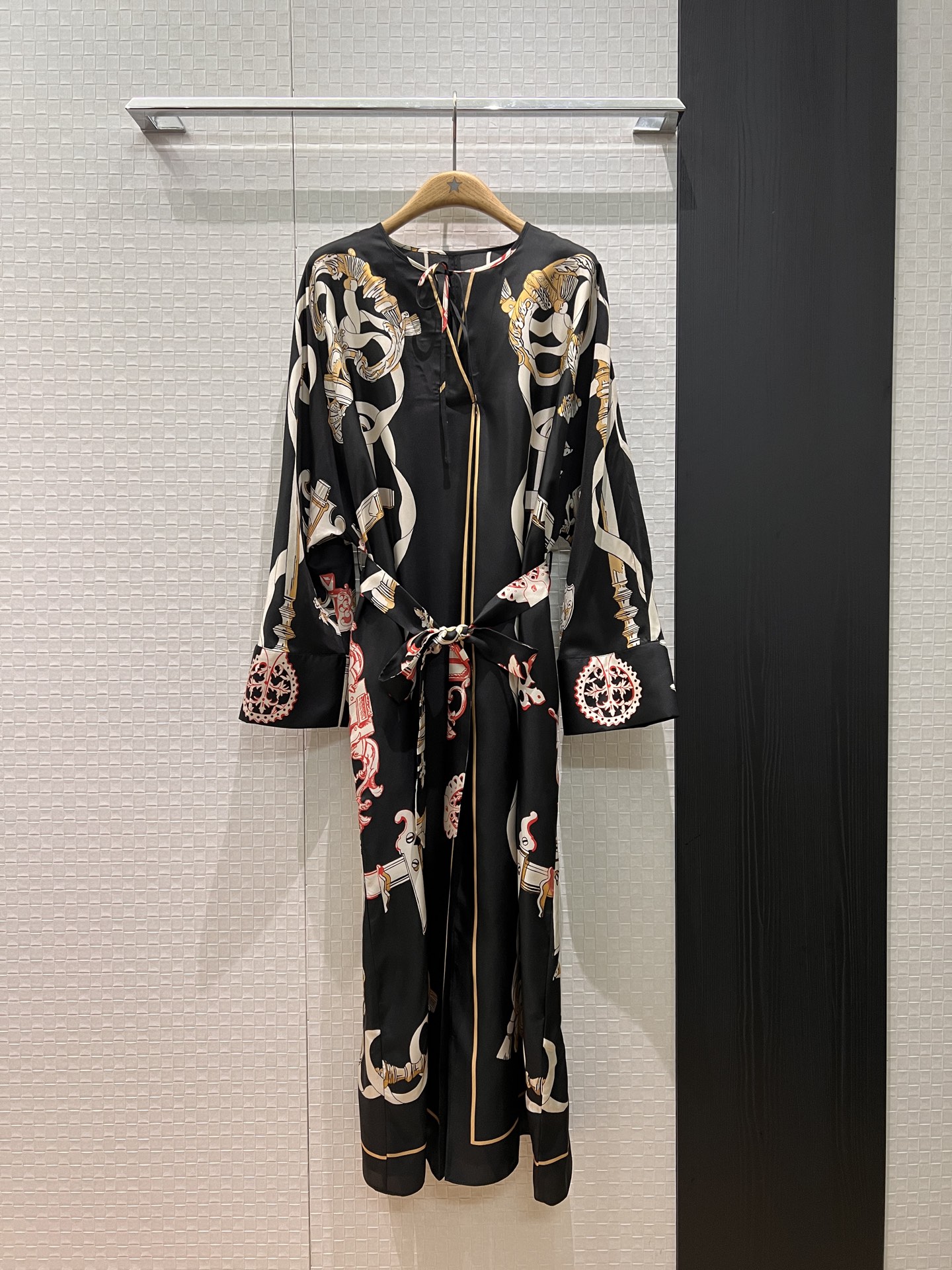 NO:697177,Early spring new positioning printed heavyweight silk twill long-sleeved dress. V-neck off-shoulder long dress with lace-up neckline. Belt to slim waist. Slit at hem. Loose and casual with pockets on both sides. Lazy vacation. Temperament to reduce age. White black S-XL,,skirts,real silk,19860909早春新款定位印花重磅真丝斜纹长袖连衣裙 V领落肩长裙领口系带装饰 系腰带收腰显瘦 下摆开叉 宽松休闲两侧有口袋 慵懒度假 气质减龄 白色黑色 S-XL,,skirts,real silk,,Women's clothing