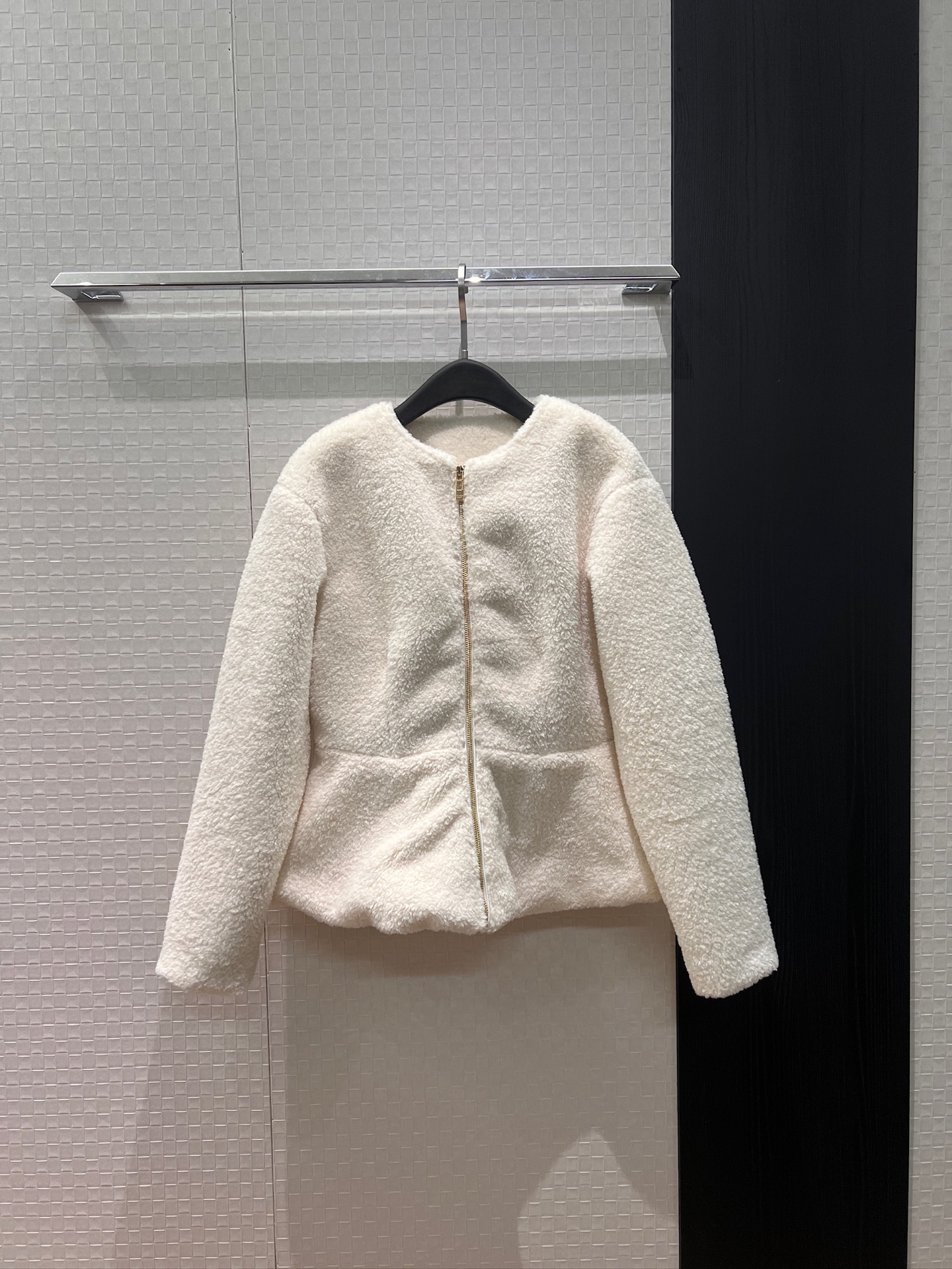 NO:697172,New minimalist round neck, waisted and ruffled teddy fur coat, wool blend, slim fit, lotus hem, ladylike and elegant, versatile temperament, must-have for age reduction SML,,jackets & coats,19860909新款极简圆领收腰荷叶边泰迪毛毛外套 羊毛混纺 修身显瘦 荷叶下摆名媛优雅 气质百搭 减龄必备SML,,jackets & coats,,Women's clothing