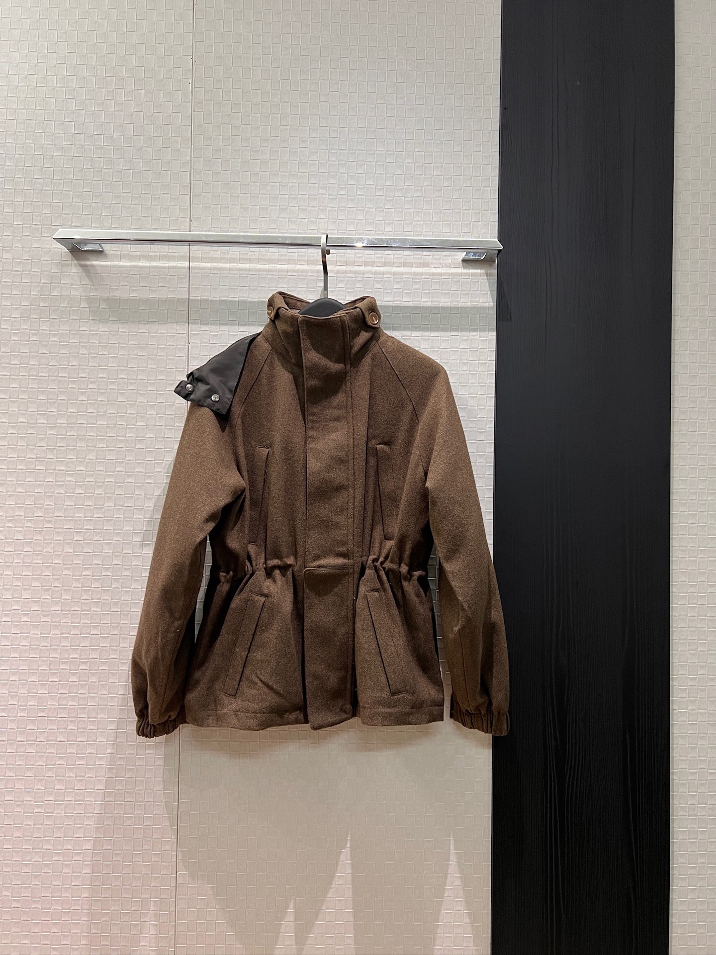 NO:697540,New LP hooded double-layer high collar wool quilted cotton jacket. The hood is non-detachable and can be stored in the collar. The collar is detachable to one layer. The waist is drawn with a drawstring design. Classic plaid lining is loose and casual. Sweet, cool and versatile. Coffee color and white. SML,,loro piana,jackets & coats,jackets & coats,hats,19860909新款LP连帽双层高领羊毛缝绗棉服夹克外套帽子不可拆可收纳进衣领 衣领可拆一层 腰部抽绳设计收腰 经典格纹内衬宽松休闲 甜酷百搭 咖色白色 SML,,loro piana,jackets & coats,jackets & coats,hats,,Women's clothing