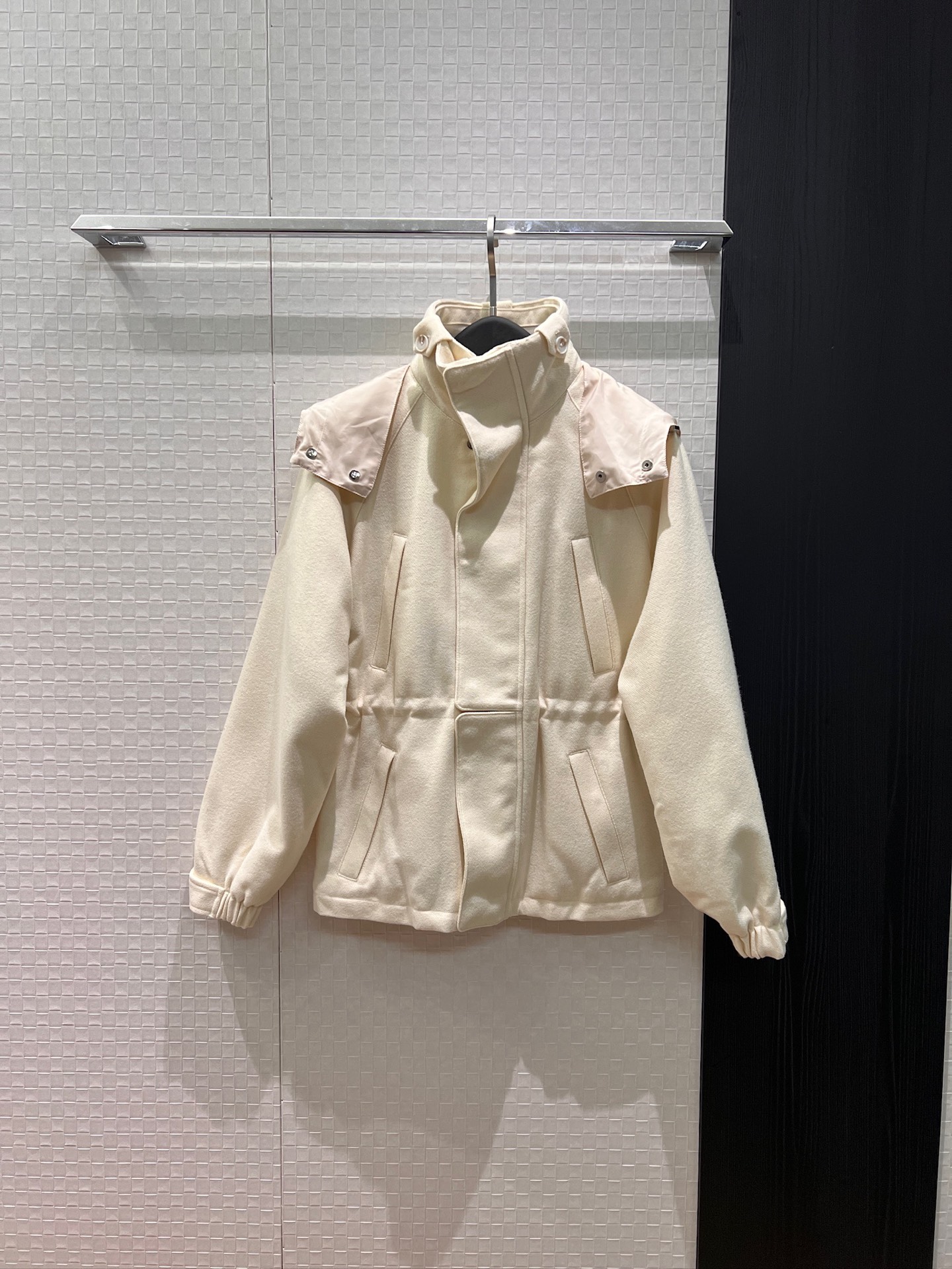 NO:697543,New LP hooded double-layer high collar wool quilted cotton jacket. The hood is non-detachable and can be stored in the collar. The collar is detachable to one layer. The waist is drawn with a drawstring design. Classic plaid lining is loose and casual. Sweet, cool and versatile. Coffee color and white. SML,,loro piana,jackets & coats,jackets & coats,hats,19860909新款LP连帽双层高领羊毛缝绗棉服夹克外套帽子不可拆可收纳进衣领 衣领可拆一层 腰部抽绳设计收腰 经典格纹内衬宽松休闲 甜酷百搭 咖色白色 SML,,loro piana,jackets & coats,jackets & coats,hats,,Women's clothing