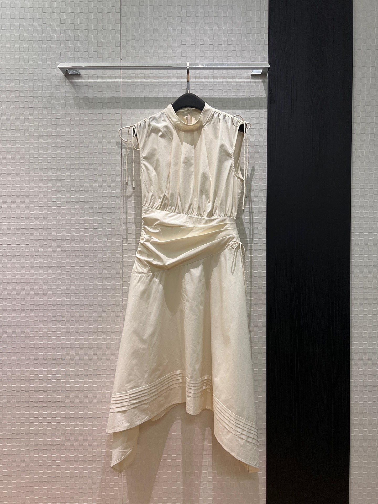 NO:697547,3.1 Spring and summer new model, small stand-up collar, sleeveless drawstring, irregular dress with waist splicing, asymmetric pleated lace decoration, slim and slim skirt, irregular hem, casual temperament, age-reducing and versatile, black and white, blue S-XL,,skirts,198609093.1春夏新款小立领无袖抽绳系带不规则连衣裙腰部拼接不对称褶皱系带装饰 修身显瘦裙摆不规则 气质休闲 减龄百搭 黑白蓝 S-XL,,skirts,,Women's clothing