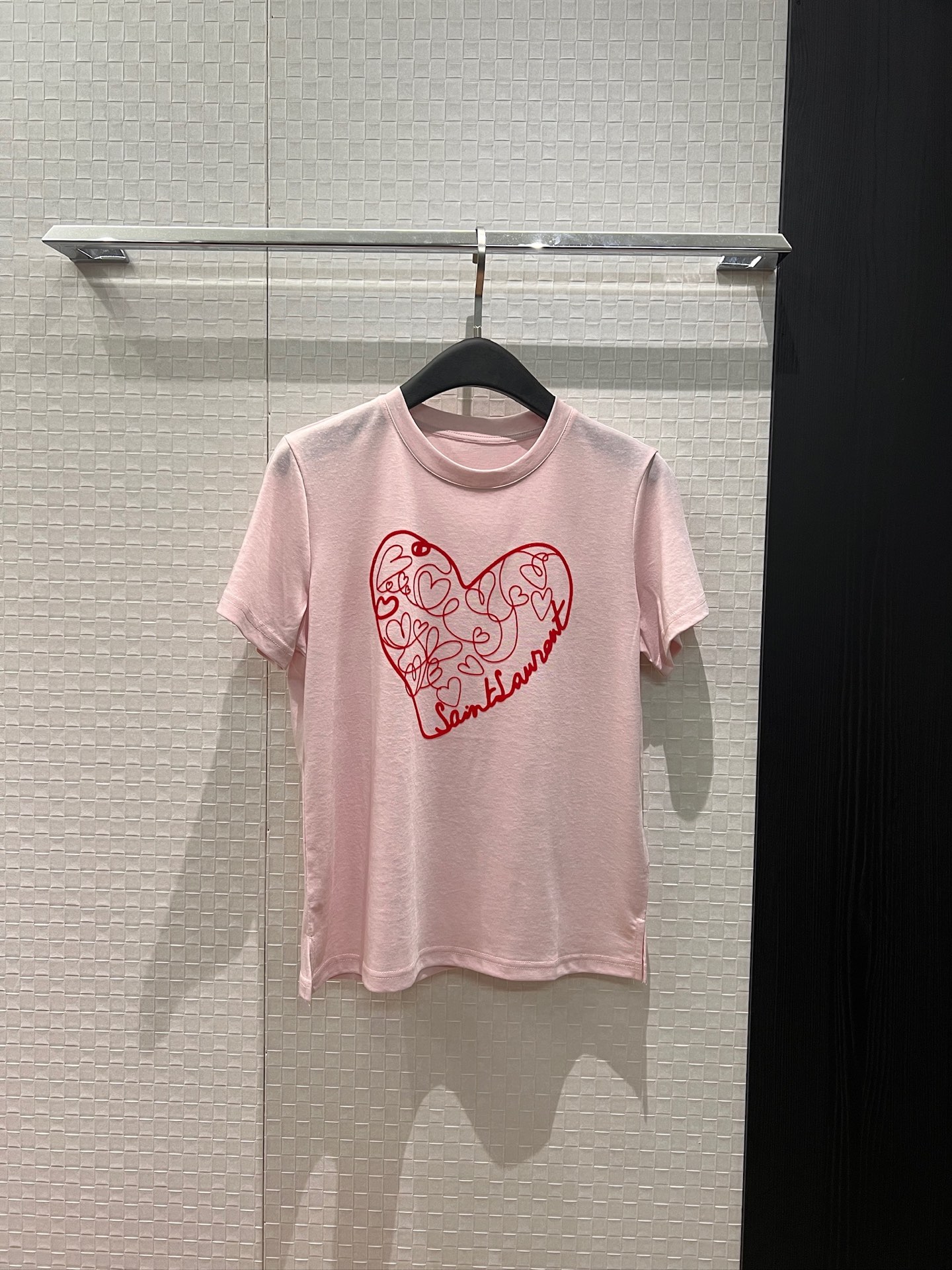 NO:697553,The new SLP flocking simple love T-shirt is casual and versatile, a must-have for age reduction, pink and white SML, loro piana, tees, t-shirt,19860909新款SLP植绒简笔爱心T恤休闲百搭 减龄必备 粉色白色 SML,,loro piana,tees，t-shirt,,Women's clothing