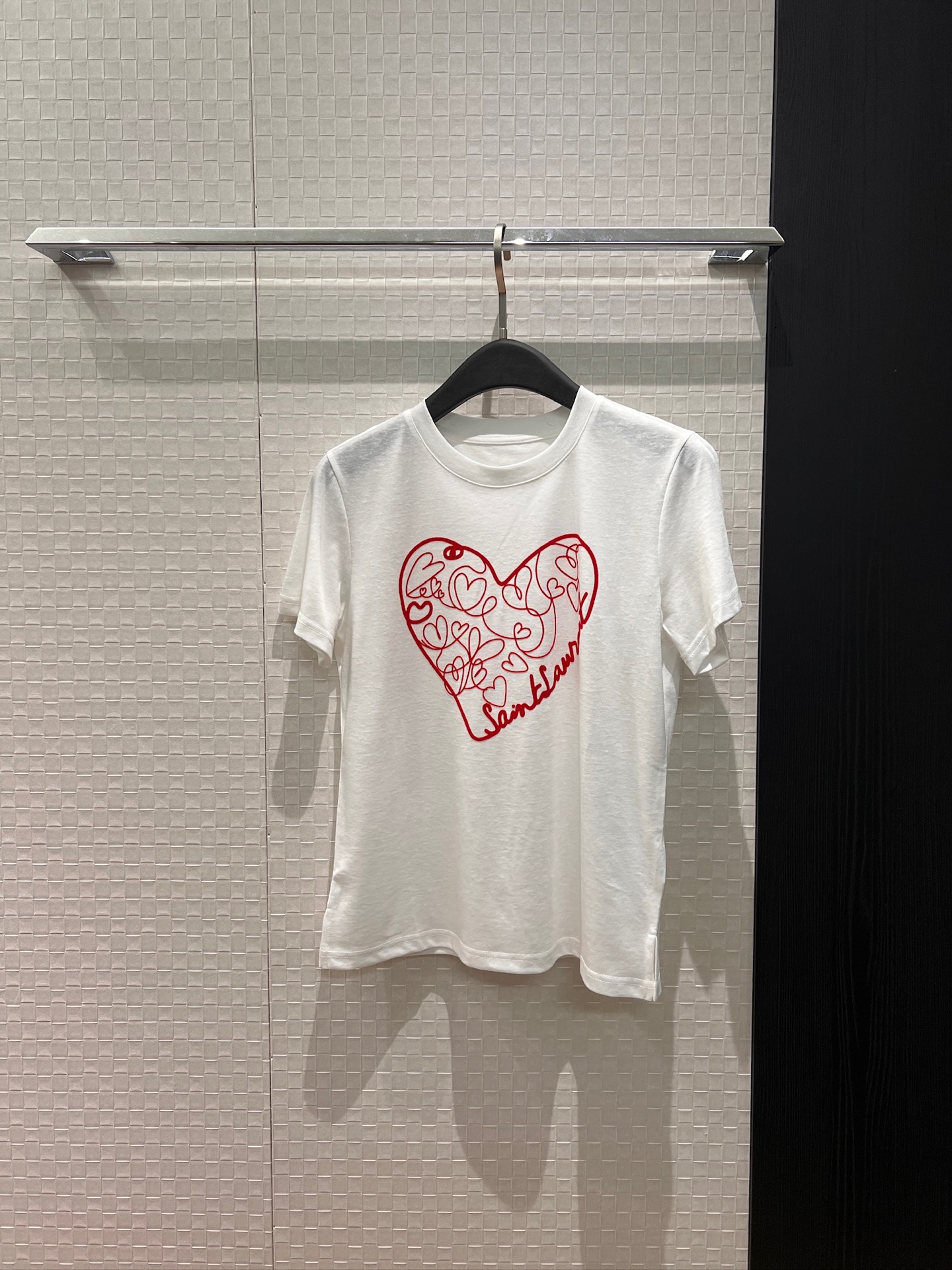 NO:697557,The new SLP flocking simple love T-shirt is casual and versatile, a must-have for age reduction, pink and white SML, loro piana, tees, t-shirt,19860909新款SLP植绒简笔爱心T恤休闲百搭 减龄必备 粉色白色 SML,,loro piana,tees，t-shirt,,Women's clothing