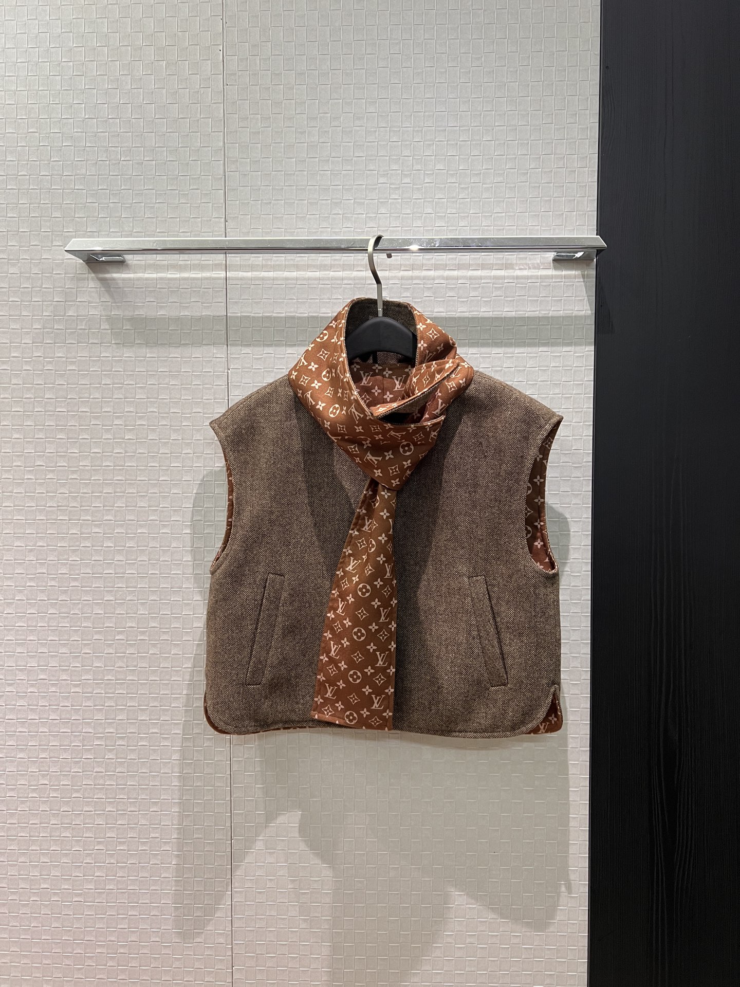 NO:708060,New presbyopic scarf decorated with wool V-neck short vest. The scarf is detachable. Simple and loose molded buttons. Casual and versatile. S-XL,,19860909新款老花围巾装饰羊毛V领短款马甲 围巾可拆卸 简约宽松开模扣子 休闲百搭 S-XL,,,Women's clothing