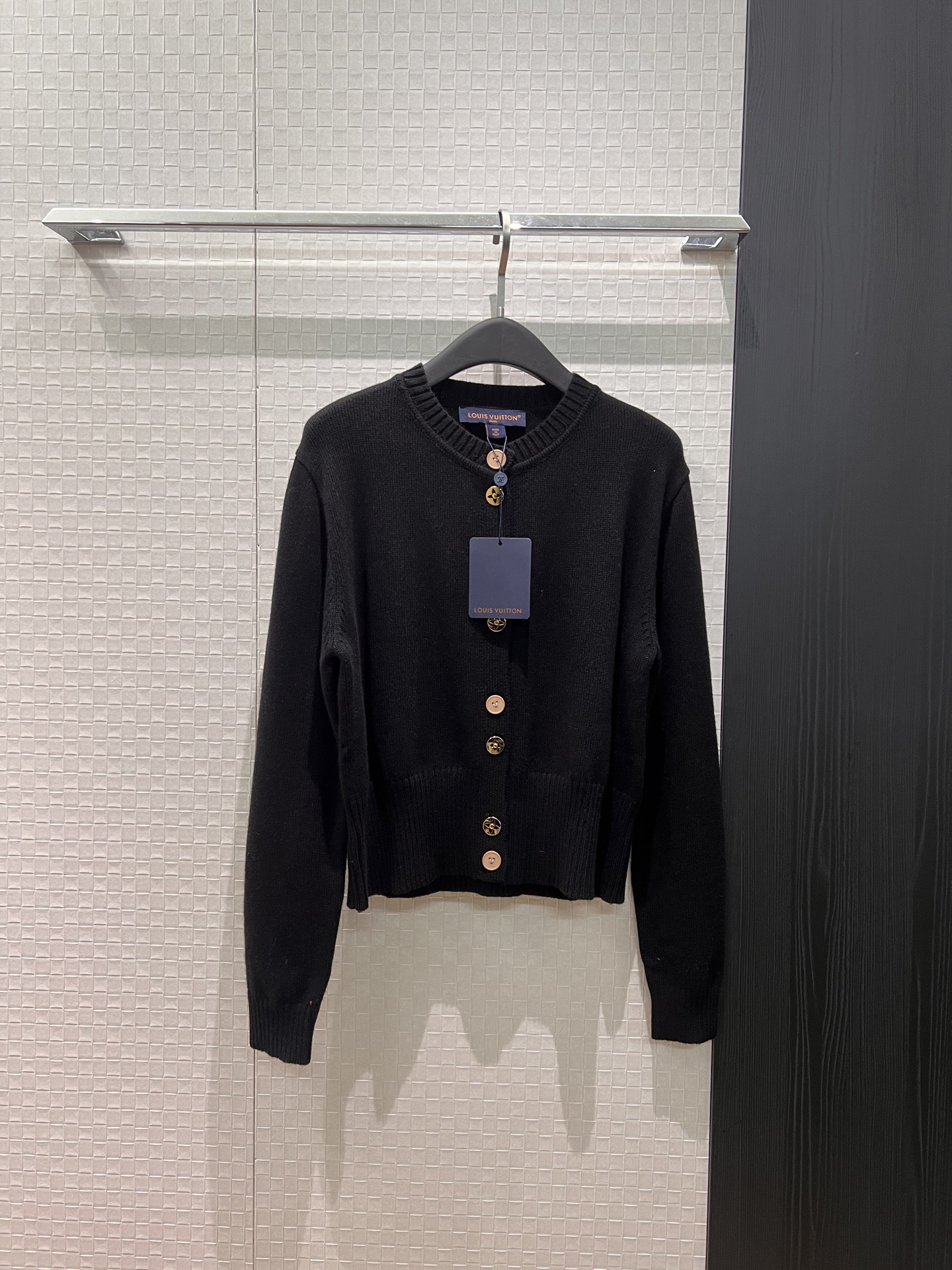 NO:708056,New model open molded gold buckle minimalist cashmere knitted cardigan to slim down the waist, versatile black and red SML,,19860909新款开模金扣极简羊绒针织开衫收腰显瘦 气质百搭黑色红色 SML,,,Women's clothing