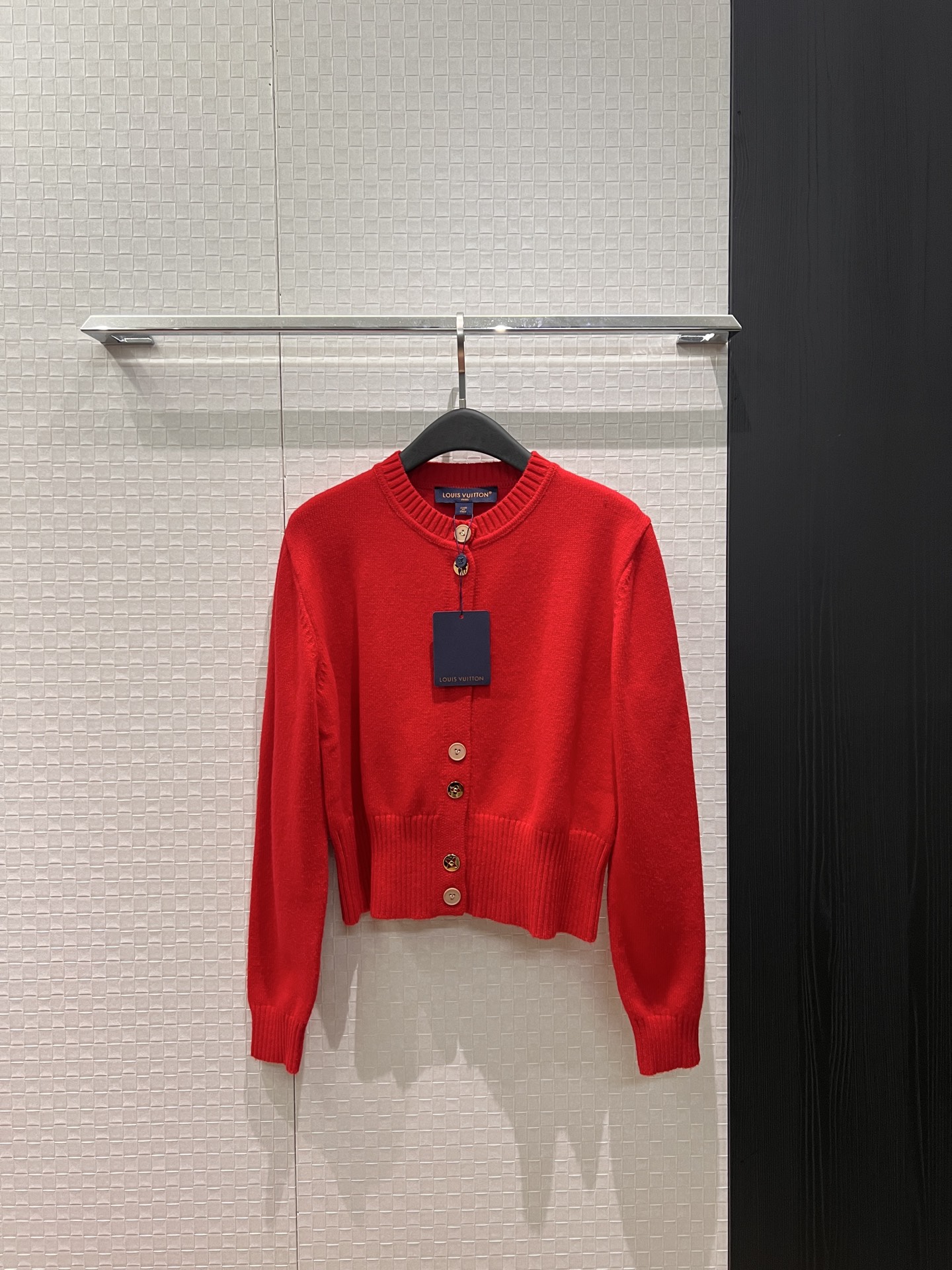 NO:708052,New model open molded gold buckle minimalist cashmere knitted cardigan to slim down the waist, versatile black and red SML,,19860909新款开模金扣极简羊绒针织开衫收腰显瘦 气质百搭黑色红色 SML,,,Women's clothing