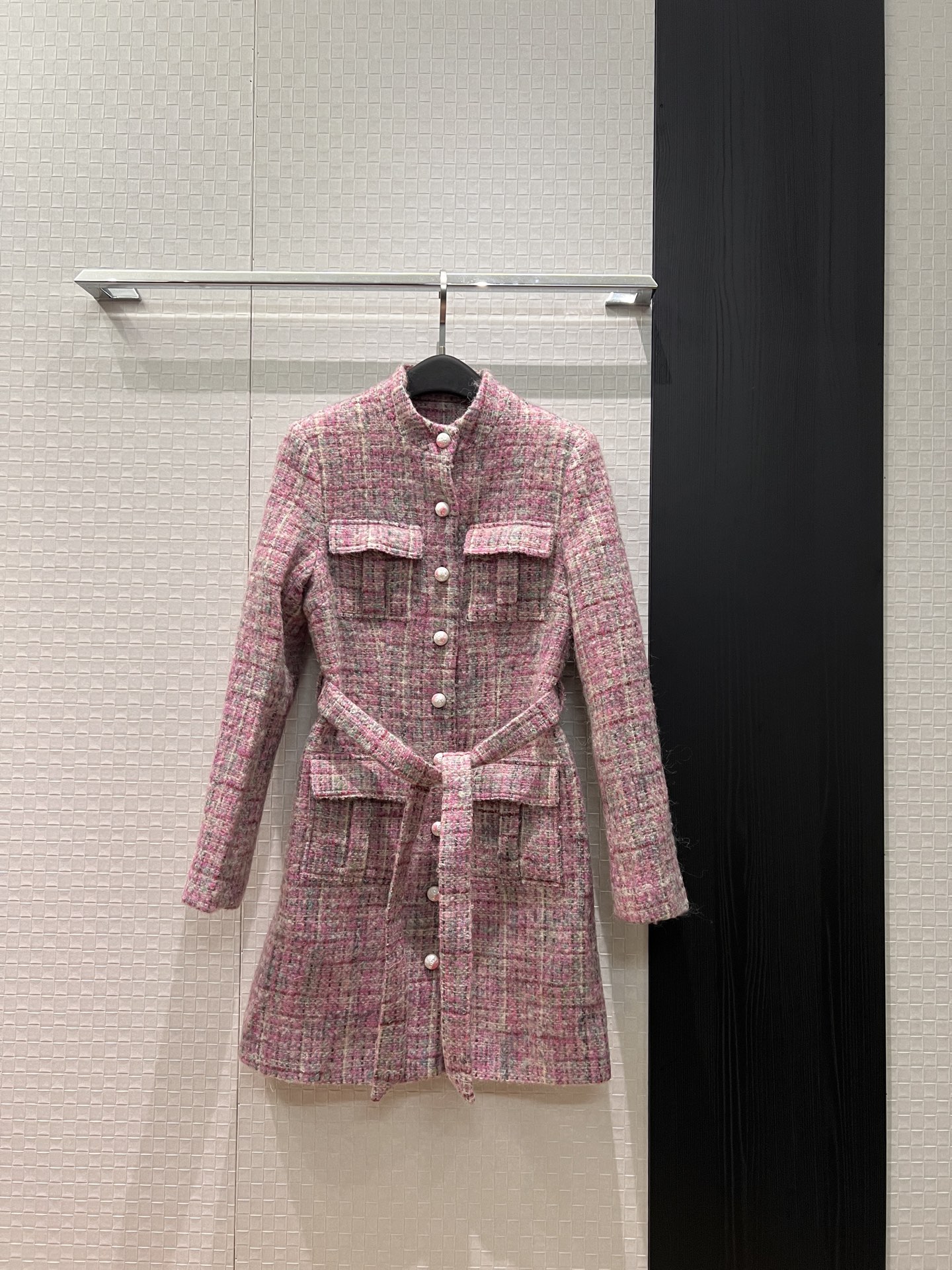 NO:708041,New arrival of wool woven tweed pink stand-up collar long-sleeved coat dress classic four pockets belted waist slimming camellia lining molded buttons elegant big brand style SML,,skirts,jackets & coats,19860909新款来袭羊毛编织粗花呢粉色立领长袖外套裙连衣裙经典四个口袋 系腰带收腰显瘦 山茶花内衬 开模扣子优雅大气 大牌范儿 SML,,skirts,jackets & coats,,Women's clothing