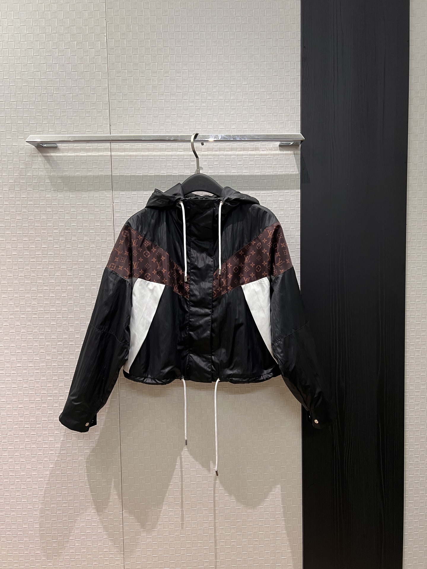 NO:708419,New presbyopia contrasting color splicing design hooded waist short windbreaker jacket hem drawstring design casual sports sweet cool versatile S-XL,,jackets & coats,hats,19860909新款老花撞色拼接设计连帽收腰短款风衣外套下摆抽绳设计 休闲运动 甜酷百搭S-XL,,jackets & coats,hats,,Women's clothing