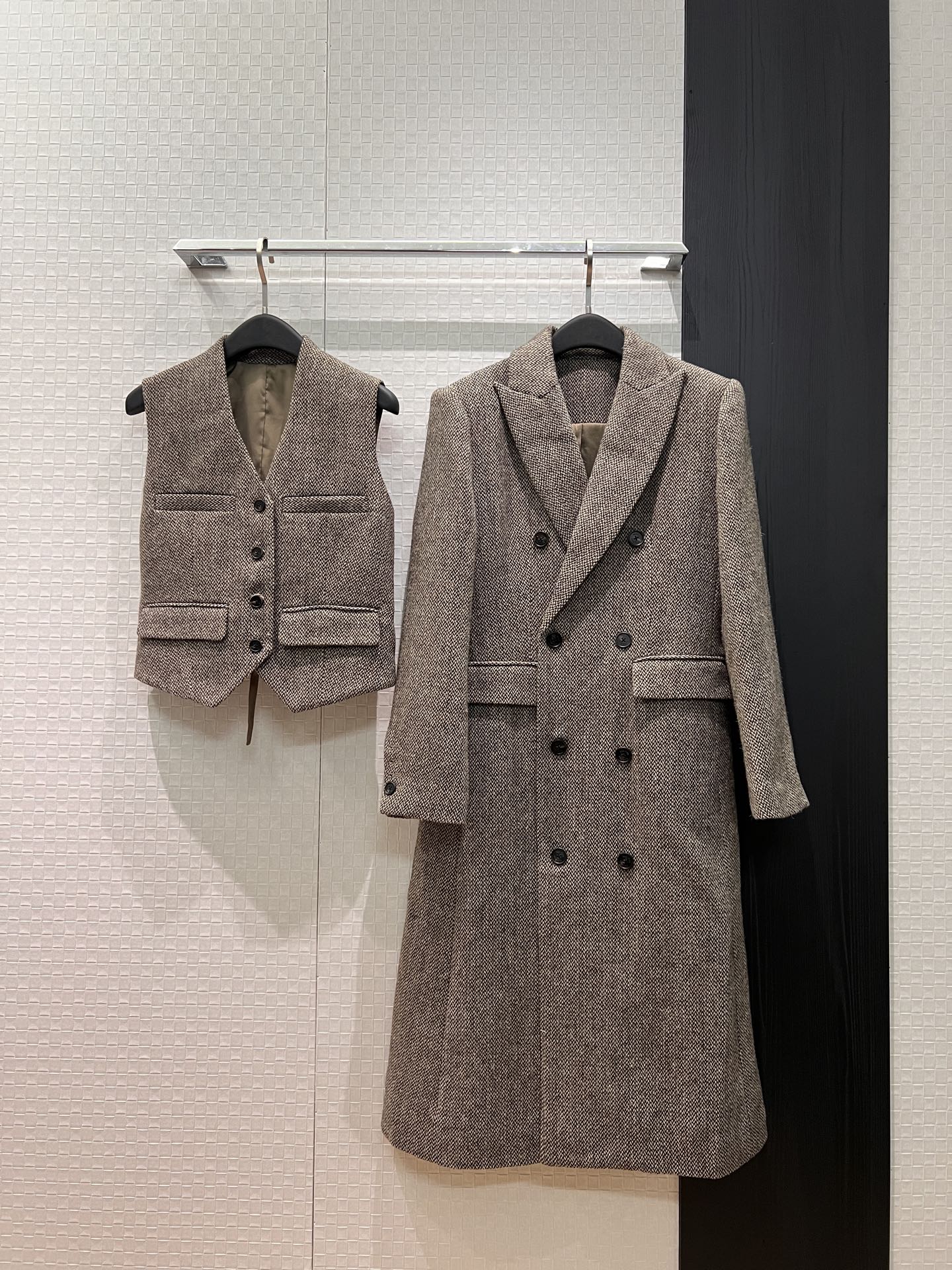 NO:708407,New two-piece set, double-breasted wool long coat, V-neck suit and vest, the heroine's equipment is full of aura. One set can be matched separately. SML,,business suit,19860909新款两件套 双排扣羊毛长款大衣V领西装马甲 大女主装备气场全开 一套搭可分开搭配 SML,,business suit,,Women's clothing