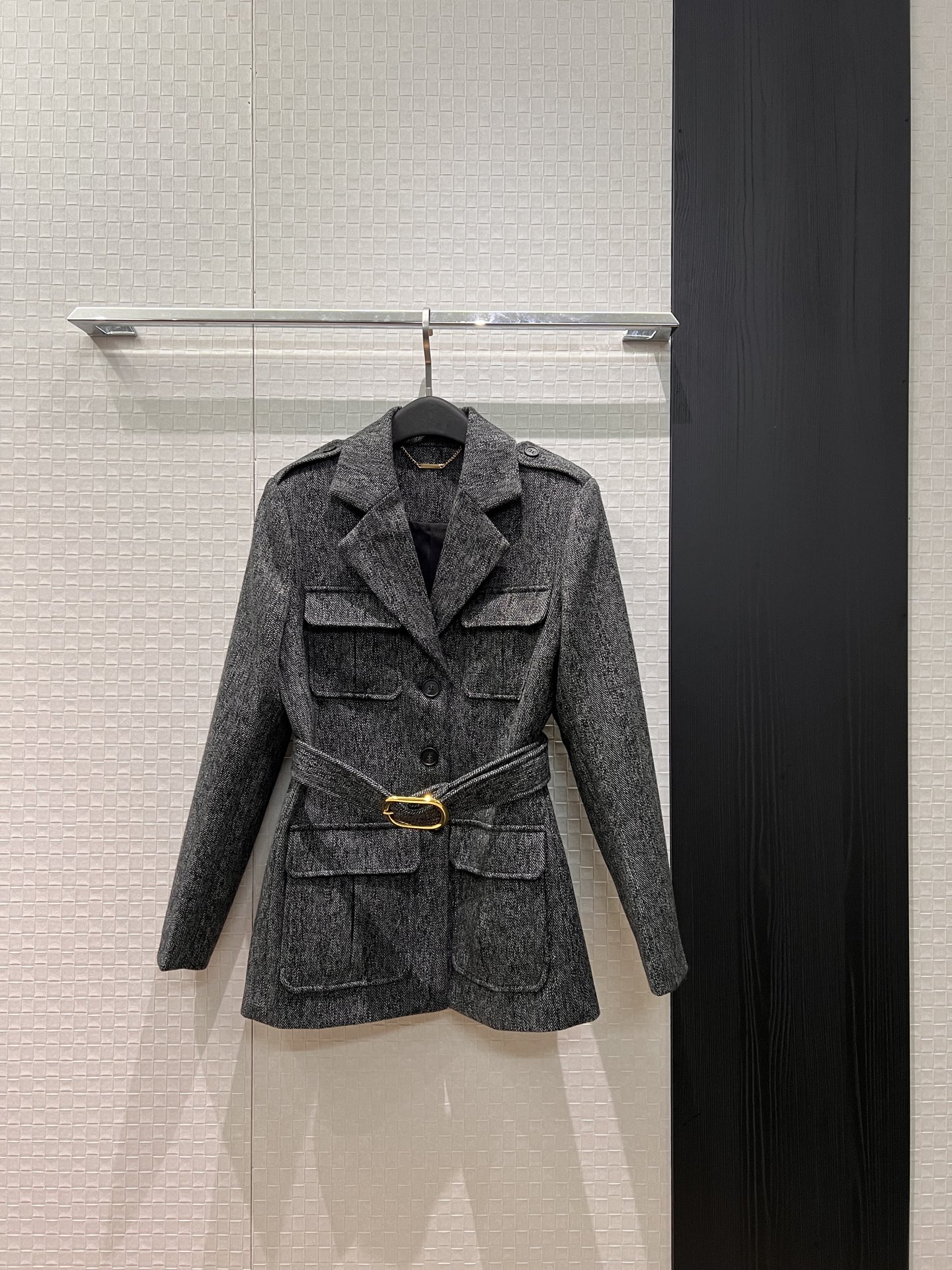 NO:708417,The new arrival of epaulette design workwear with four pockets, high-end gray wool jacket, classic hunting belt with belt, slim fit, handsome and fashionable, full of aura SML,,jackets & coats,19860909新款来袭肩章设计工装四口袋 高级灰羊毛外套 经典狩猎装系腰带 修身显瘦 帅气时尚 气场十足SML,,jackets & coats,,Women's clothing