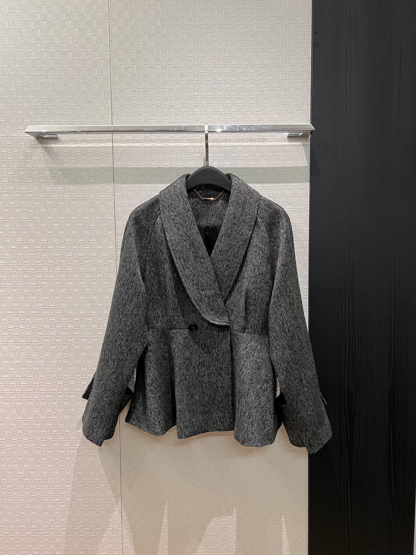 NO:708410,New arrival green fruit collar lotus leaf hem waisted jacket. High-grade gray wool fabric three-dimensional tailoring. Stitching design slimming and versatile temperament. SML,,jackets & coats,19860909新款来袭青果领荷叶下摆收腰外套 高级灰羊毛面料立体剪裁 拼接设计修身显瘦 气质百搭 SML,,jackets & coats,,Women's clothing