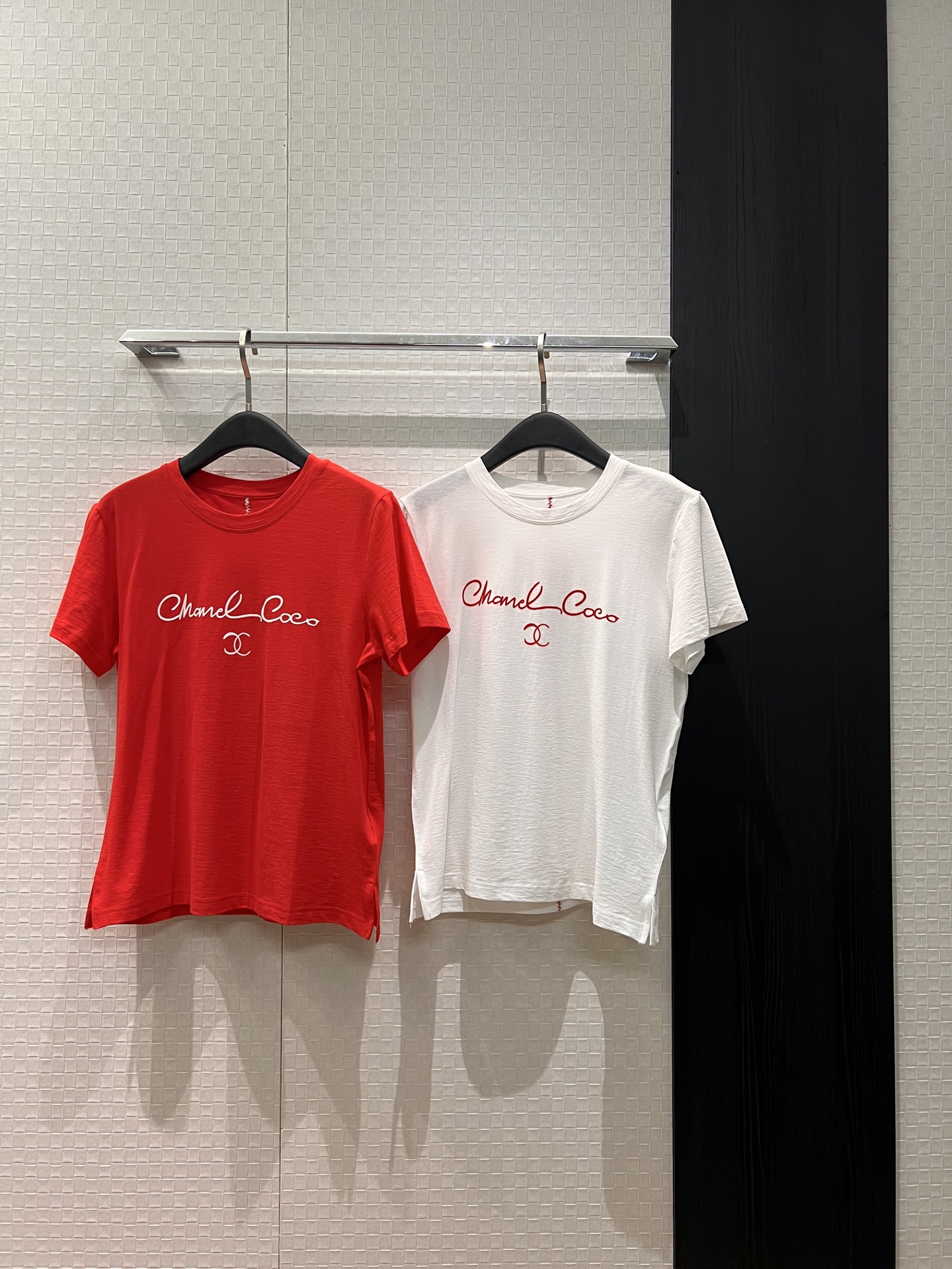 NO:708406,New Coco flocked logo letter printed T-shirt, minimalist, versatile and age-reducing, red and white SML,,tees,t-shirt,19860909新款Coco植绒logo字母印花T恤 极简百搭减龄百搭 红色白色 SML,,tees，t-shirt,,Women's clothing