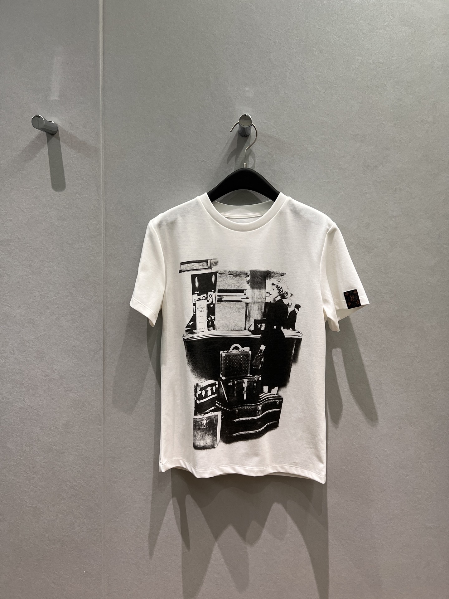 NO:708402,New black and white film printed T-shirt cuff small leather label decoration, casual and versatile SML,,tees,t-shirt,19860909新款黑白胶片印花T恤袖口小皮标装饰 休闲百搭 SML,,tees，t-shirt,,Women's clothing