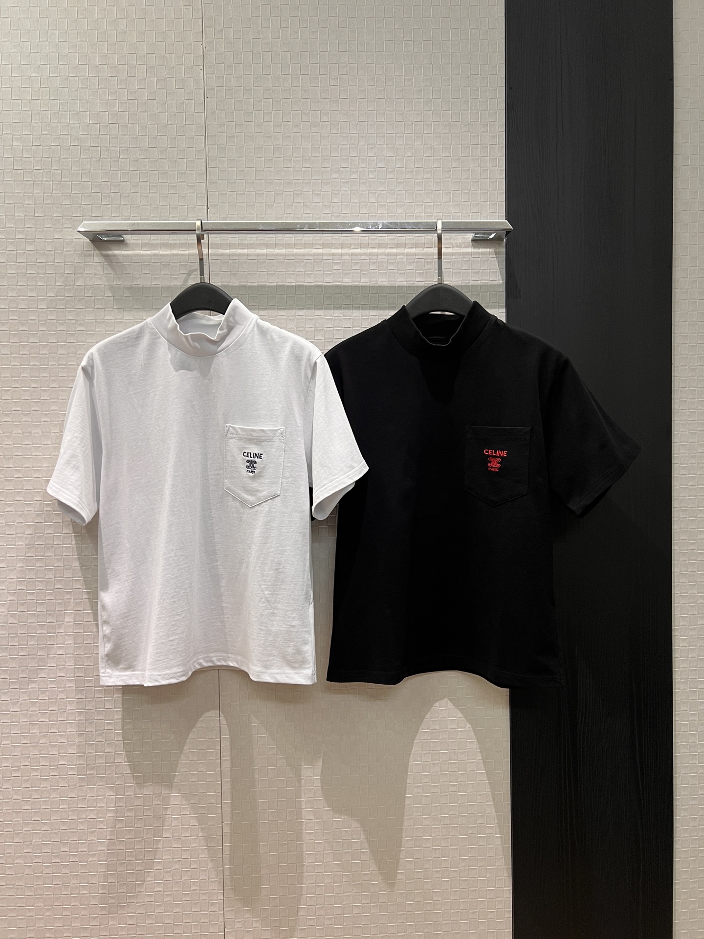 NO:708404,The new recommendation is the Arc de Triomphe embroidered pocket decoration on the chest. The small turtleneck T-shirt is loose and casual, simple and versatile, black and white, SML, tees, t-shirt,19860909新款推荐胸前凯旋门刺绣口袋装饰 小高领T恤宽松休闲 简单百搭 黑色白色 SML,,tees，t-shirt,,Women's clothing
