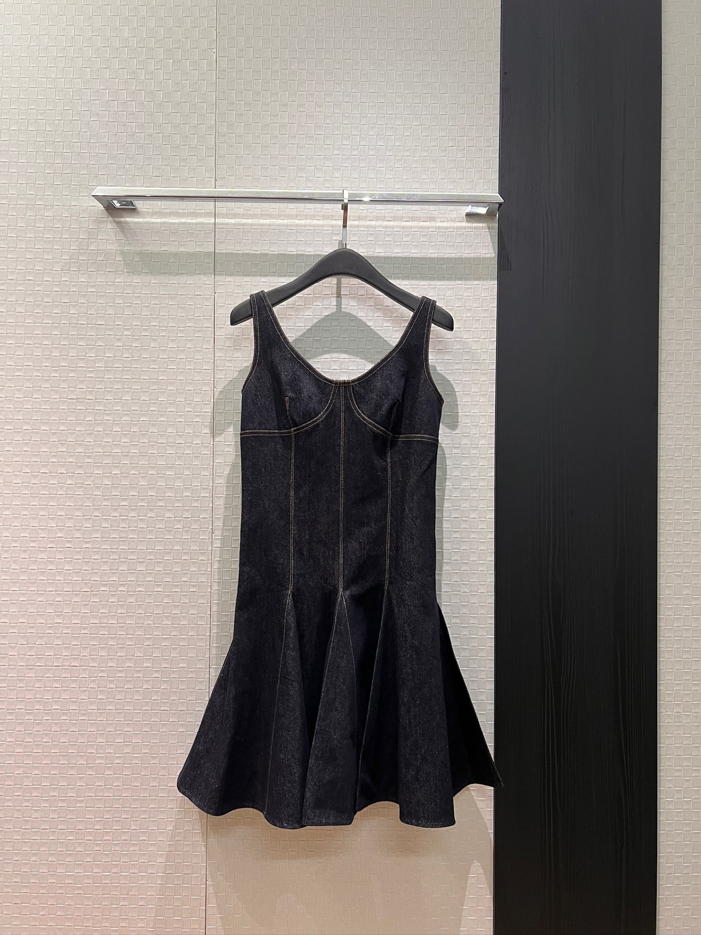 NO:708721,New three-dimensional tailoring and splicing design. Fishtail ruffle denim suspender dress is slim and slim. Temperament and age-reducing ruffle skirt. S-XL,,skirts,19860909新款立体剪裁拼接设计 鱼尾荷叶边牛仔吊带连衣裙修身显瘦 气质减龄荷叶边裙摆 S-XL,,skirts,,Women's clothing