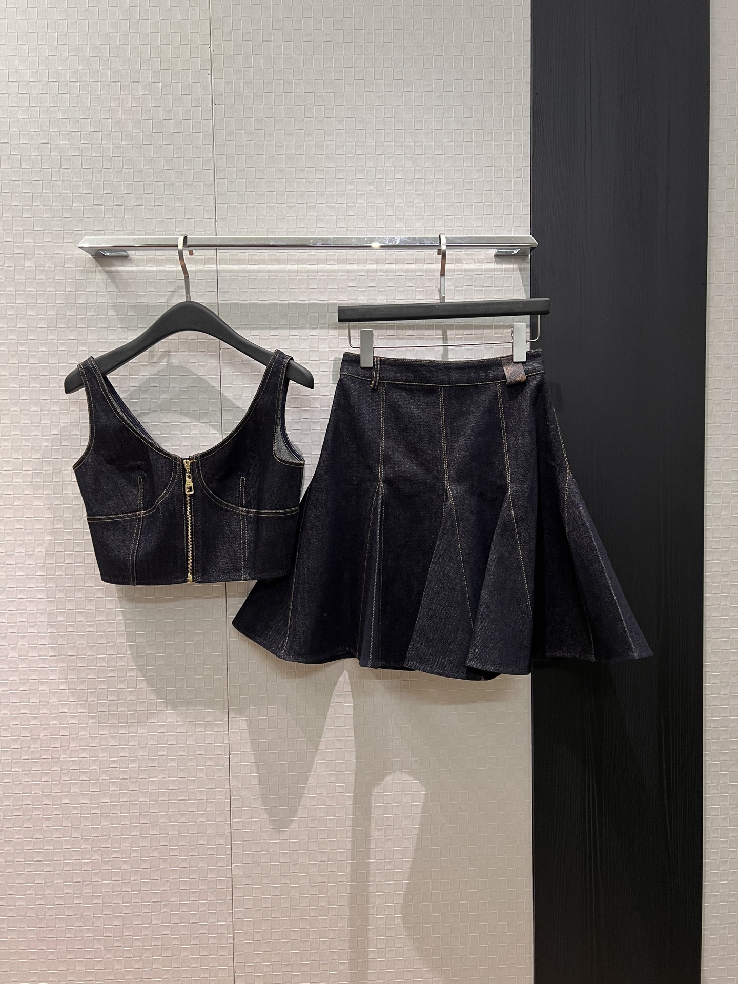 NO:708737,Back skirt p new front zipper design denim camisole tube top three-dimensional stitching ruffle hem denim skirt small leather label decoration can be matched with the same style of jacket, a must-have for age reduction S-XL,,skirts,jackets & coats,19860909背 半裙p新款前开拉链设计牛仔吊带背心抹胸上衣立体拼接荷叶摆牛仔半裙 小皮标装饰可搭同款外套 减龄必备 S-XL,,skirts,jackets & coats,,Women's clothing