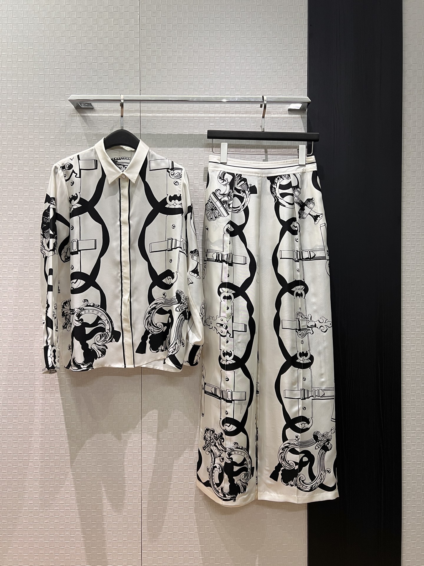 NO:708735,Shirts and trousers for early spring, new positioning printed silk twill shirt, positioning floral silk wide-leg trousers with spliced ​​back waist and elastic waist design. There are pockets on both sides. Fashionable and versatile. Lazy temperament. Can be worn as a set or separately. Black and white S-XL,,real silk,19860909衬衣 裤子早春新款定位印花真丝斜纹衬衣定位花真丝阔腿裤拼接后腰松紧腰设计 两侧有口袋 时尚百搭 气质慵懒 可一套或分开搭 黑色白色 S-XL,,real silk,,Women's clothing