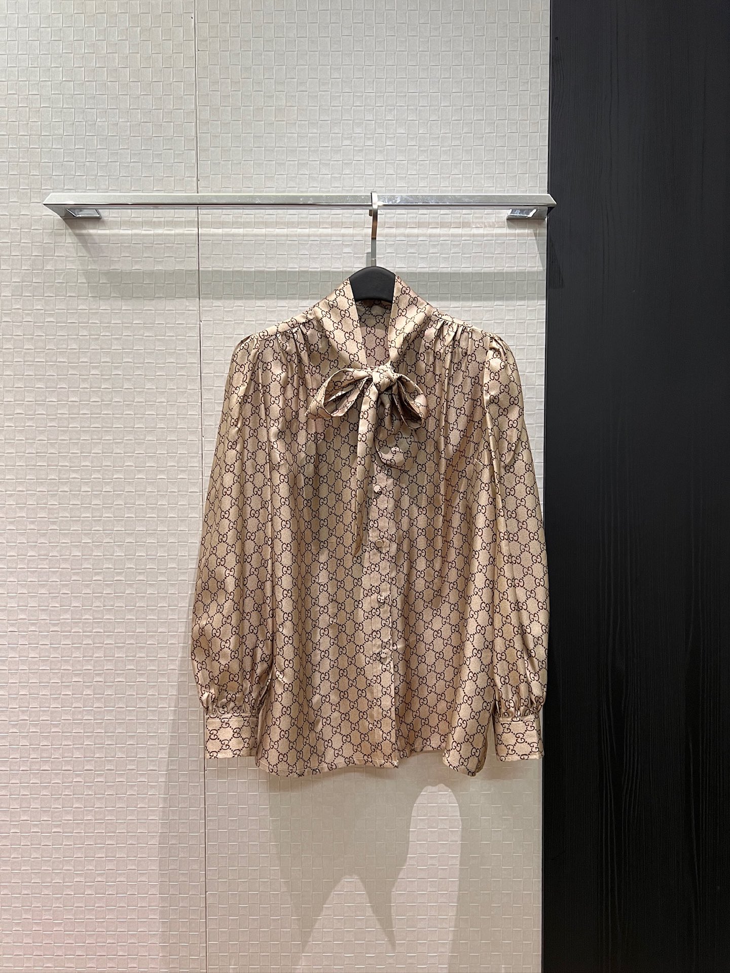 NO:708729,New classic double G print, stand-up collar with streamer bow decoration, silk twill long-sleeved shirt, lantern sleeve design, simple and fashionable, elegant and versatile for commuting, a must-have for age reduction S-XL,,real silk,19860909新款经典双G印花 立领飘带蝴蝶结装饰 真丝斜纹长袖衬衣 灯笼袖设计简约时尚 通勤优雅气质百搭 减龄必备 S-XL,,real silk,,Women's clothing