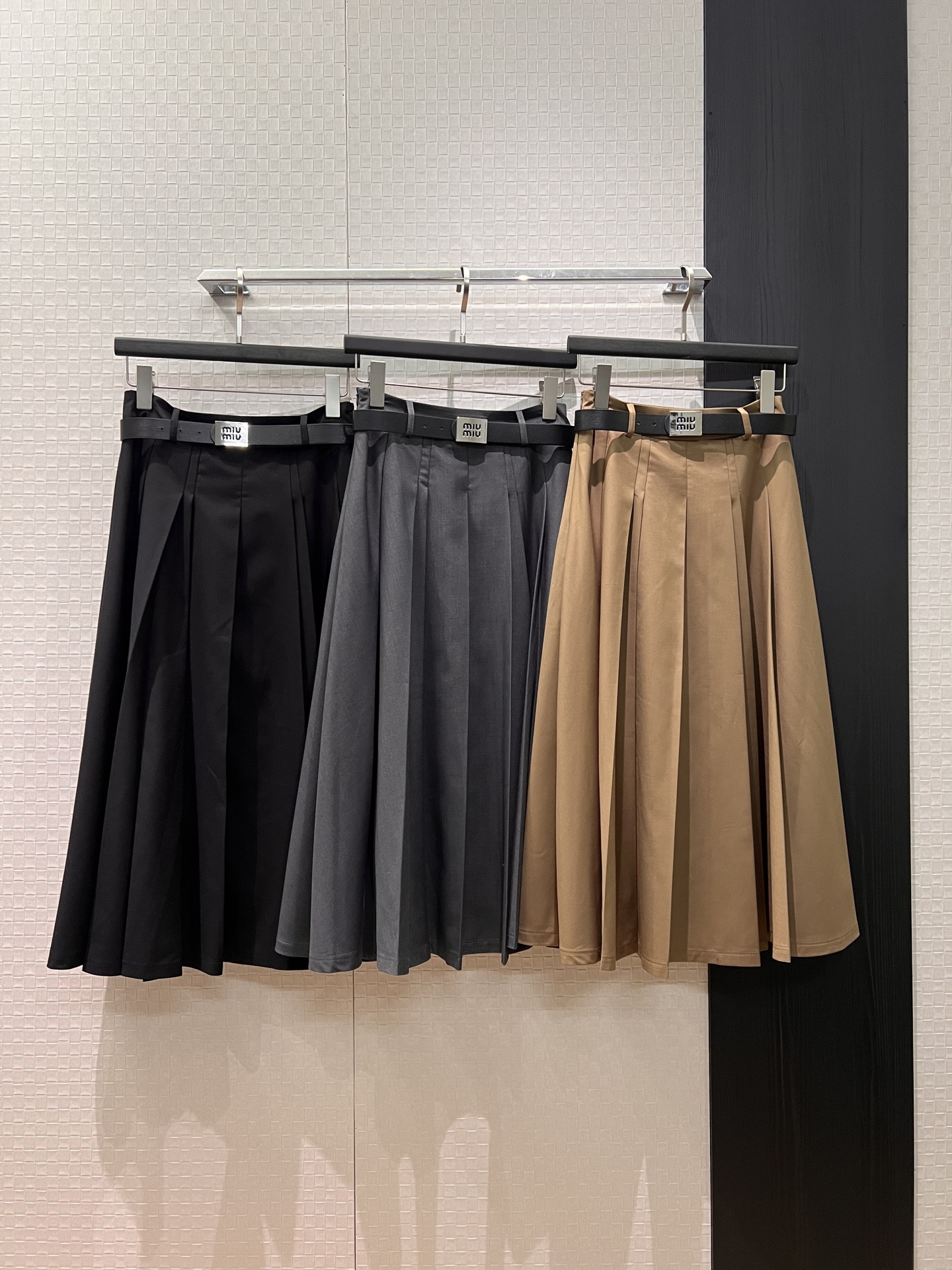 NO:708724,New Miu metal buckle belt, wide pleated stitching long skirt, preppy style, cute and age-reducing, fashionable and versatile, black gray khaki S-XL,,miumiu,skirts,19860909新款Miu金属扣腰带宽百褶拼接长款半裙学院风 可爱减龄 时尚百搭黑色灰色卡其 S-XL,,miumiu,skirts,,Women's clothing