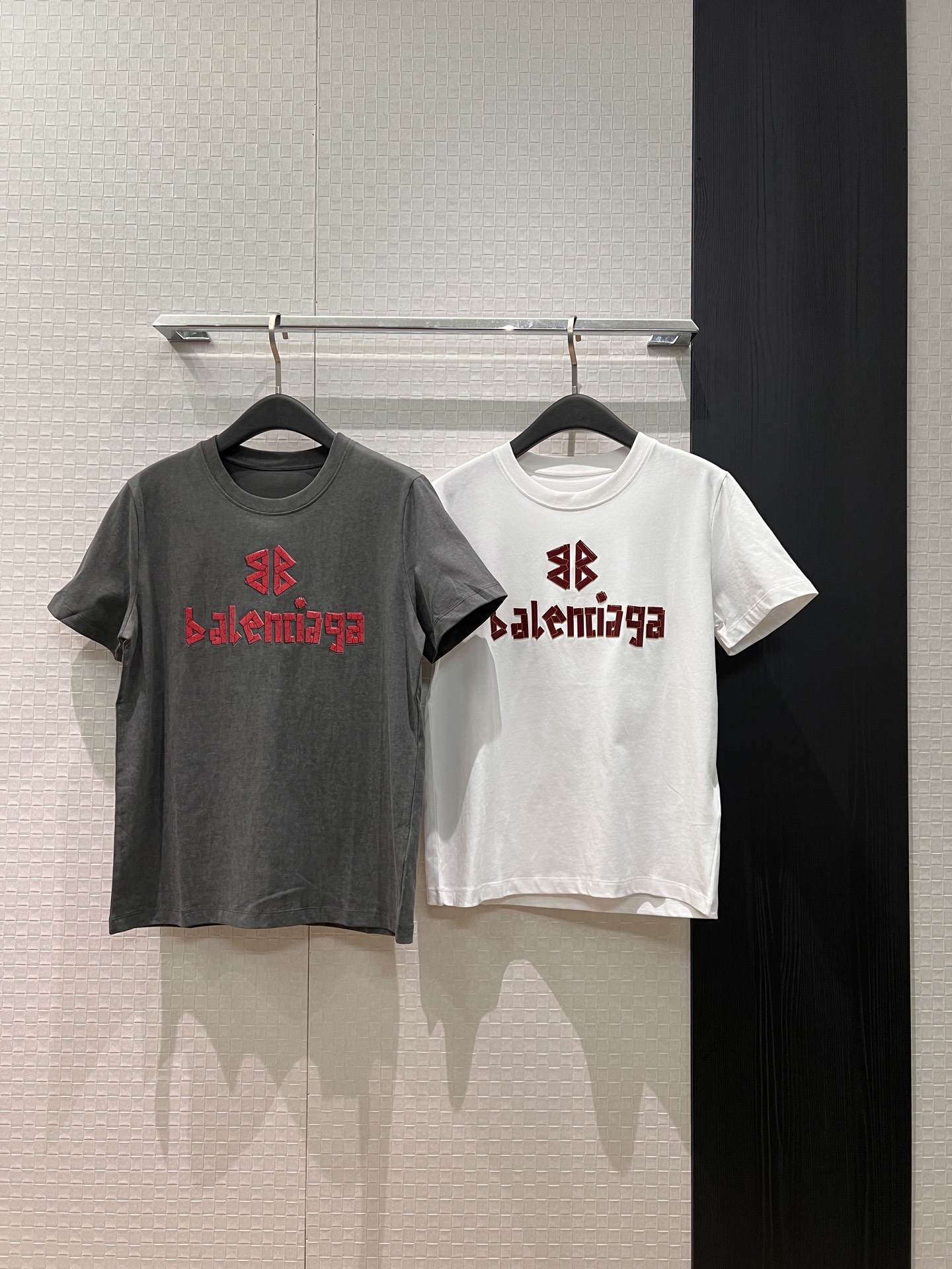 NO:708717,New BB three-dimensional jelly lettered T-shirt, loose and casual, versatile and versatile, tie-dye off-white SML,,tees,t-shirt,19860909新款BB立体果冻贴皮字母T恤宽松休闲 个性百搭 扎染灰白色 SML,,tees，t-shirt,,Women's clothing