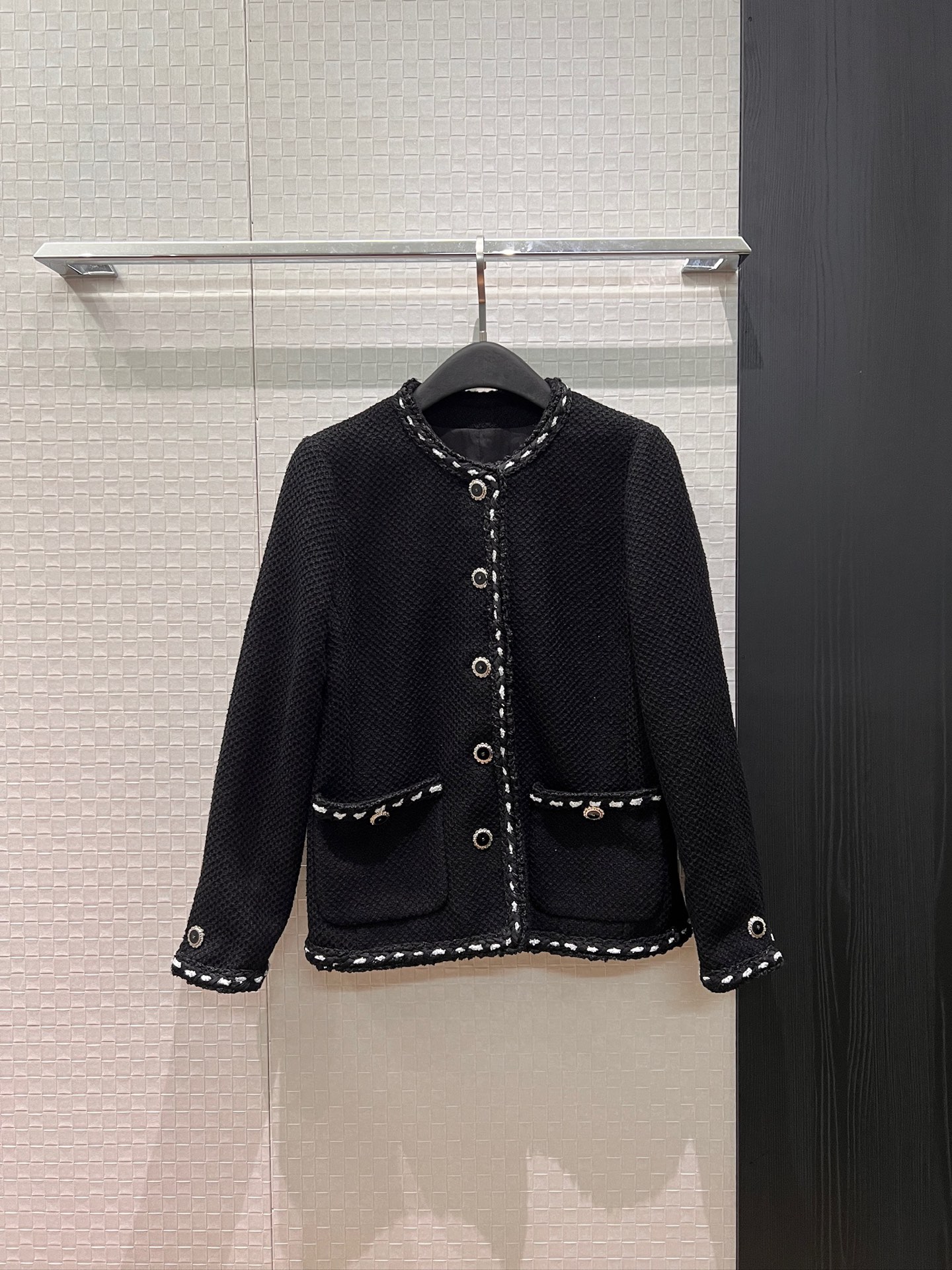 NO:708719,New model recommended 26C heavy hand-woven edge decorated wool texture coat molded double C gold buckle Camellia lining temperament to reduce age, full of relaxation black and white SML,,jackets & coats,19860909新款推荐26C 重手工编织边装饰羊毛肌理感外套开模双C金扣 山茶花内衬气质减龄 松弛感十足 黑色白色 SML,,jackets & coats,,Women's clothing