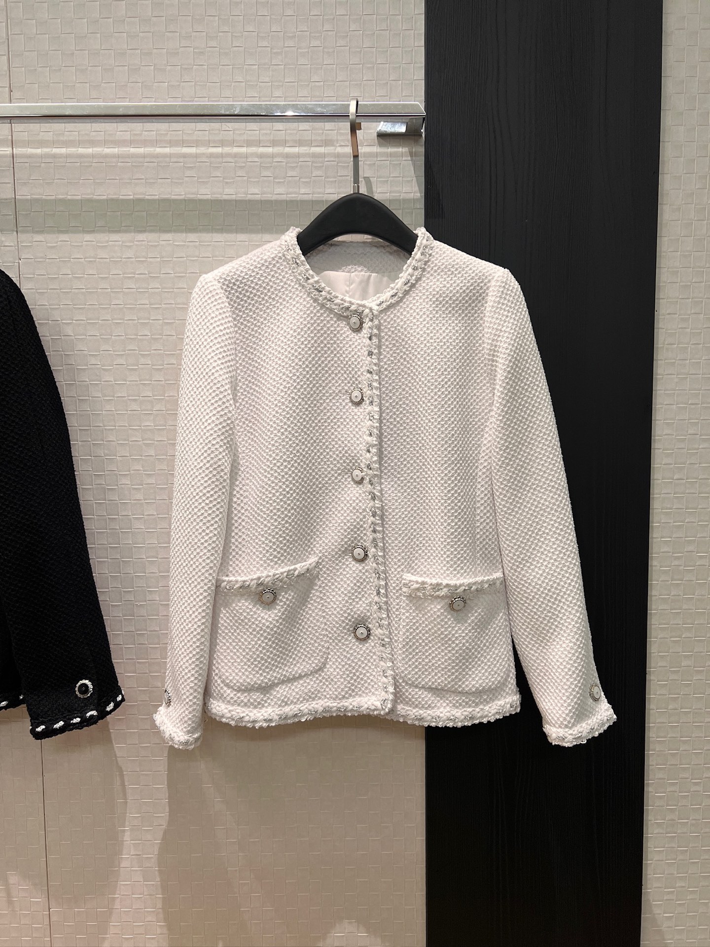 NO:708715,New model recommended 26C heavy hand-woven edge decorated wool texture coat molded double C gold buckle Camellia lining temperament to reduce age, full of relaxation black and white SML,,jackets & coats,19860909新款推荐26C 重手工编织边装饰羊毛肌理感外套开模双C金扣 山茶花内衬气质减龄 松弛感十足 黑色白色 SML,,jackets & coats,,Women's clothing