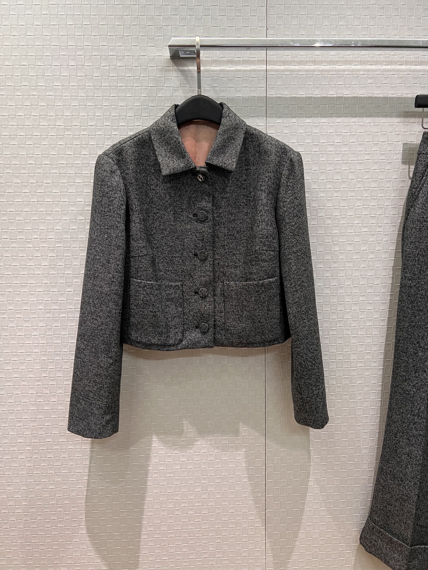 NO:709109,Outer trousers, new pink double G jacquard lining, lapel short jacket, curled wool casual trousers, minimalist French style, high-end gray, fashionable, smart and casual for commuting, classic and versatile SML,,jackets & coats,19860909外 裤子新款粉色双G提花内衬 翻领短款外套卷边羊毛休闲西裤 极简法式 高级灰 时尚通勤利落休闲 经典百搭 SML,,jackets & coats,,Women's clothing